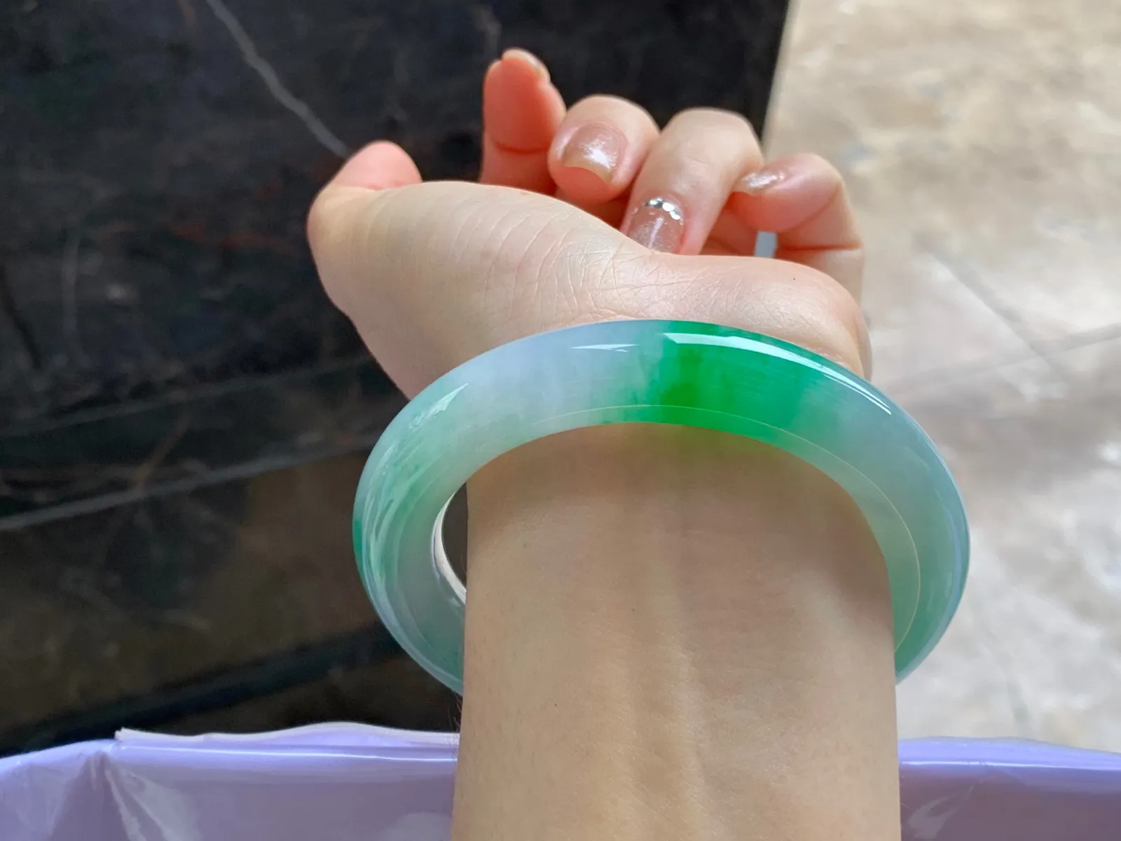 阳绿色圆条手镯
尺寸：56.4-11.6mm
底子细腻干净～绿色浓郁