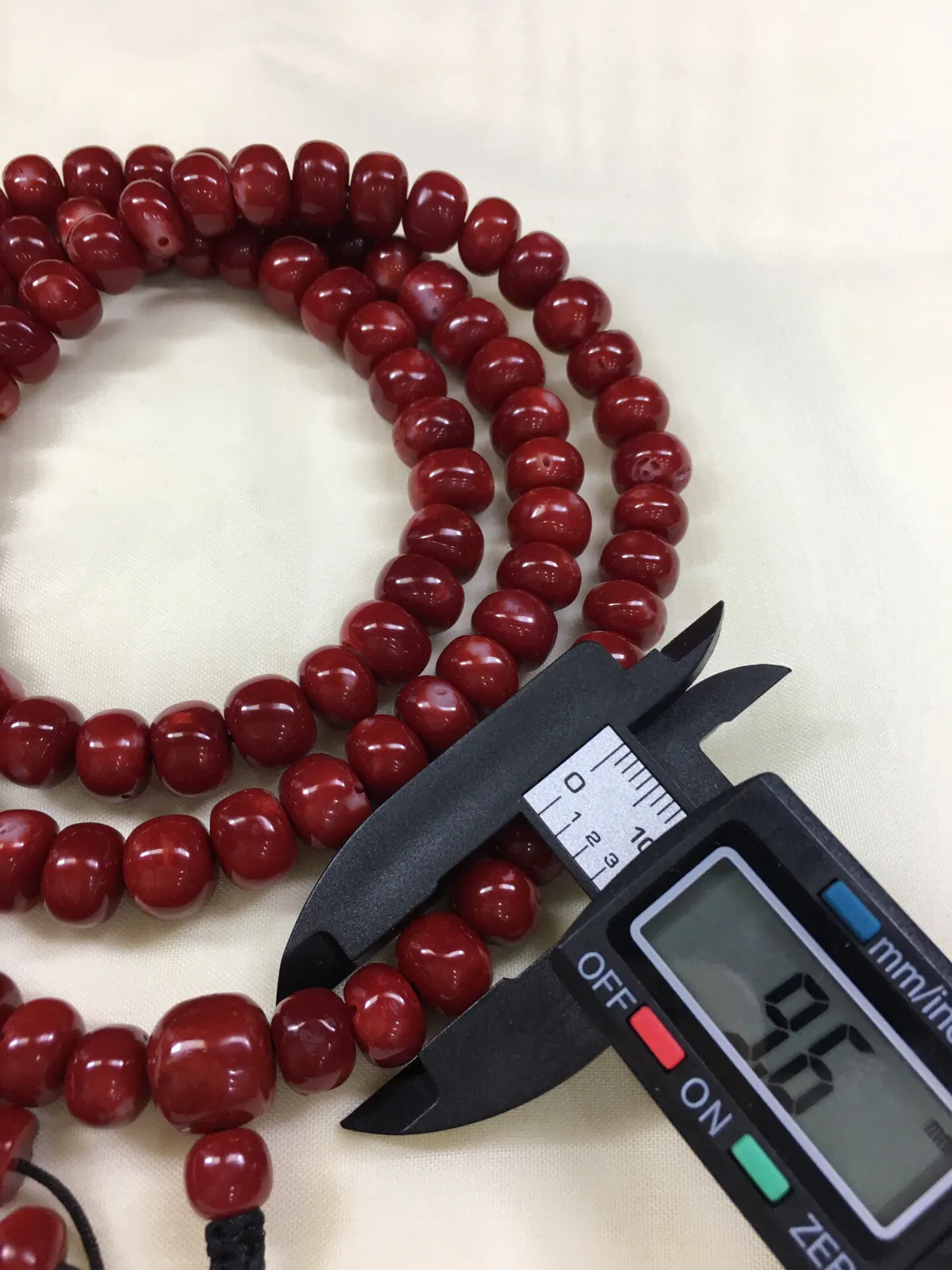 【天然日本阿卡牛血红珊瑚10mm鼓珠108佛珠链】项链手链两用款！天然无添加无优化，日本产地，阿卡材料，牛血红颜色。光泽柔润透亮，直径10-9.6mm，重量123.83克，材料限制裸石有阿卡标志性白芯眼。珊瑚本为佛教珍宝，来自深海千年生长，有生长纹，属于有机宝石，气场强大。