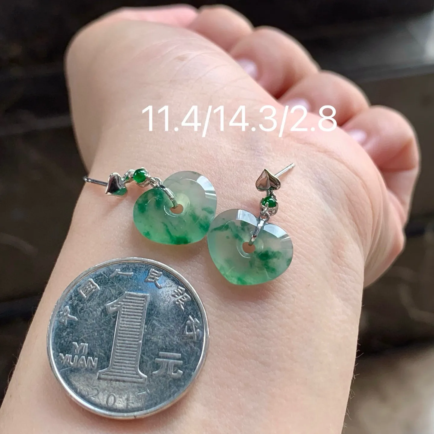 冰种飘花耳坠
真金镶嵌 精致