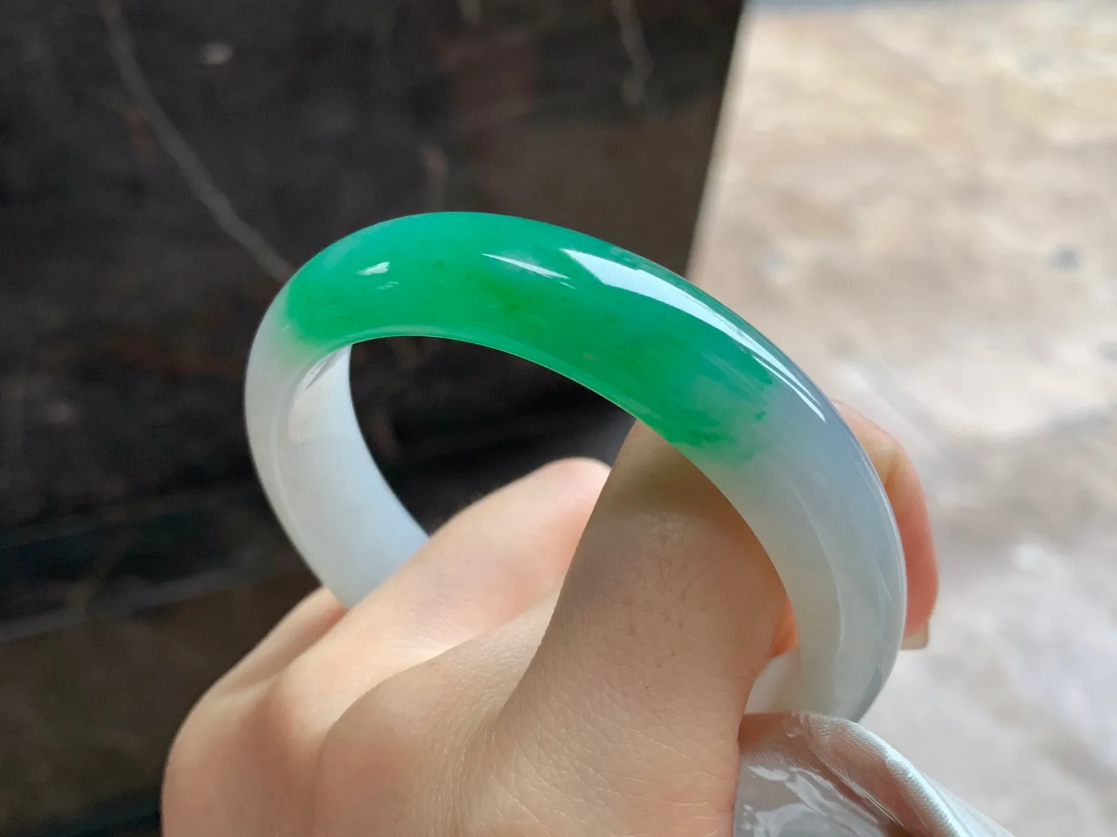 阳绿色手镯
尺寸：55.8-13-8mm
底子细腻～一段绿色漂亮