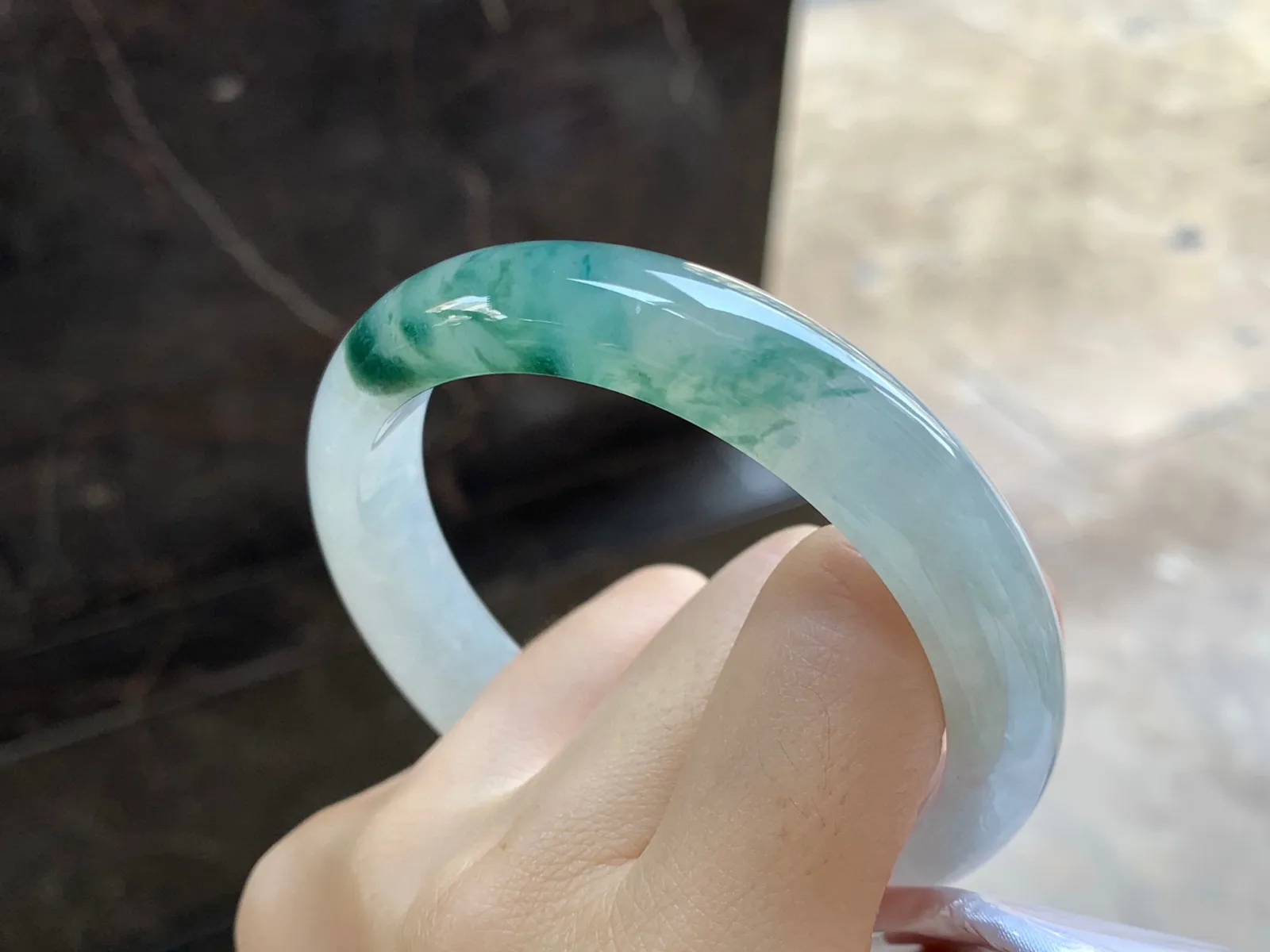 飘花手镯
尺寸：59.2-12.5-7.8mm
种水好 大圈口 飘花点缀