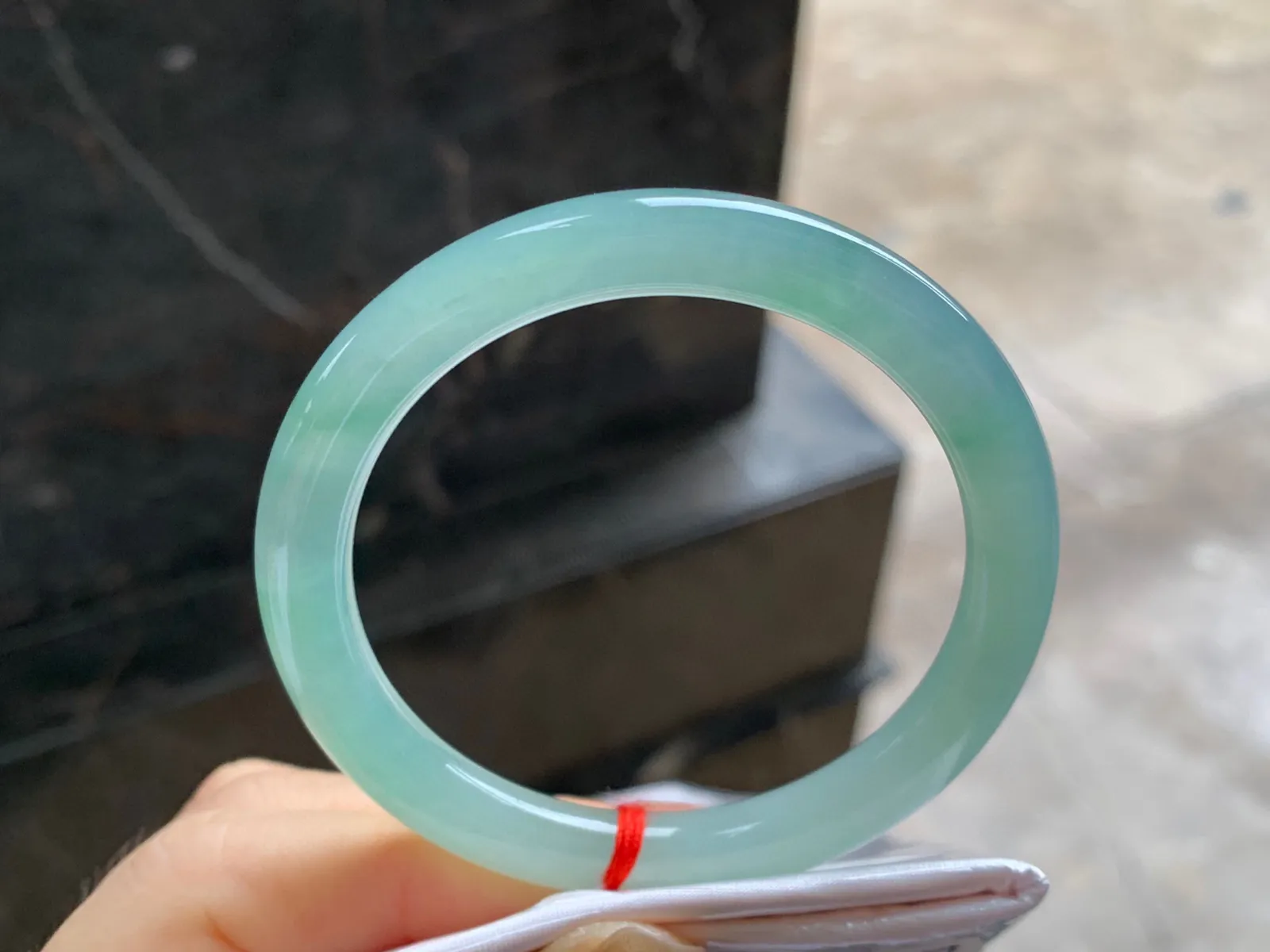 晴水圆条手镯
尺寸：52-7.3-7.7mm
水润十足～小清新