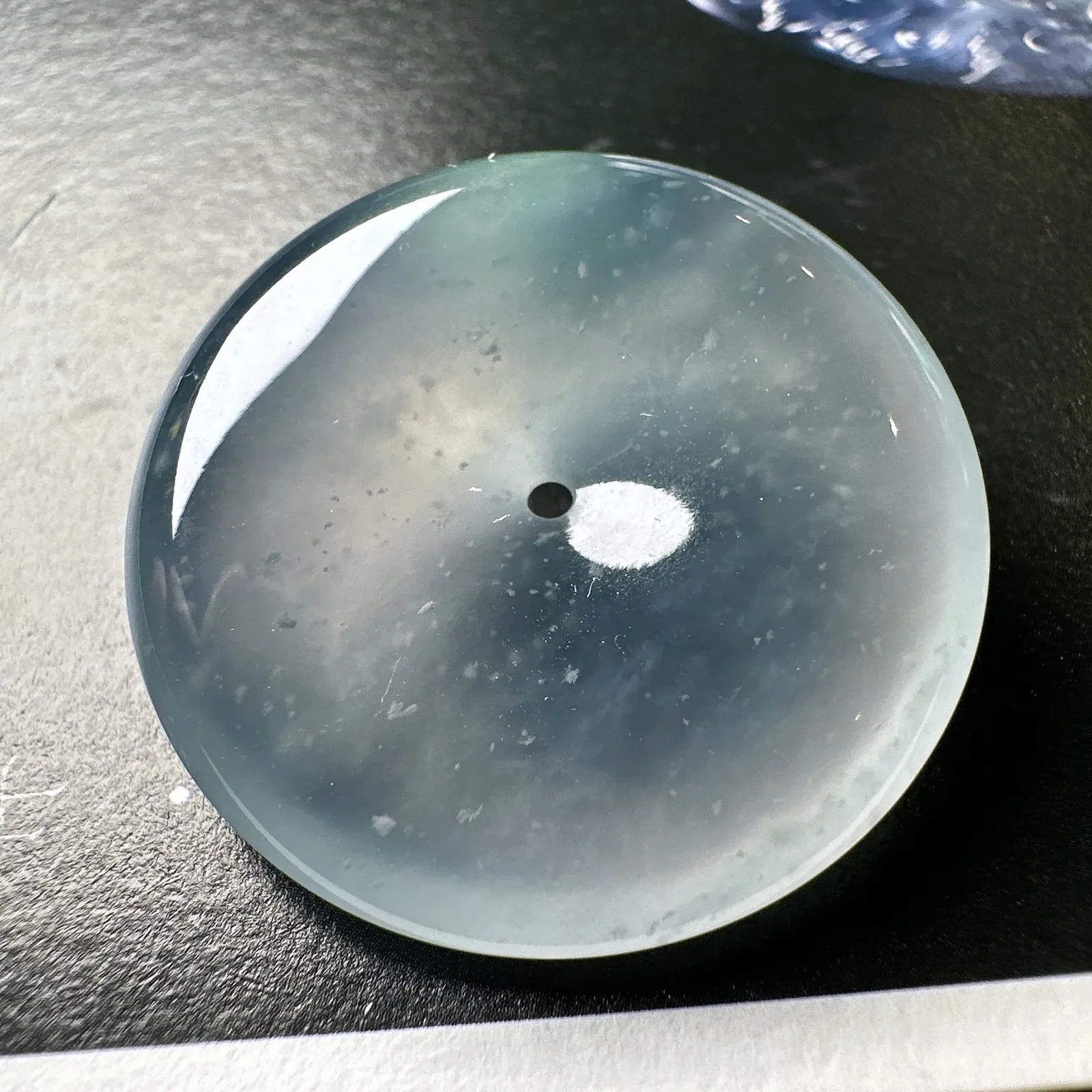 【冰种平安扣】木那雪花棉，质地非常细腻，冰润十足，种老冰透，荧光闪耀
