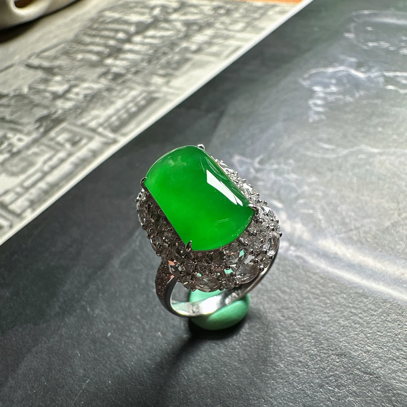 【马鞍】冰阳绿马鞍戒指，高冰种水，质地细腻冰透，荧光强烈，种地上佳。