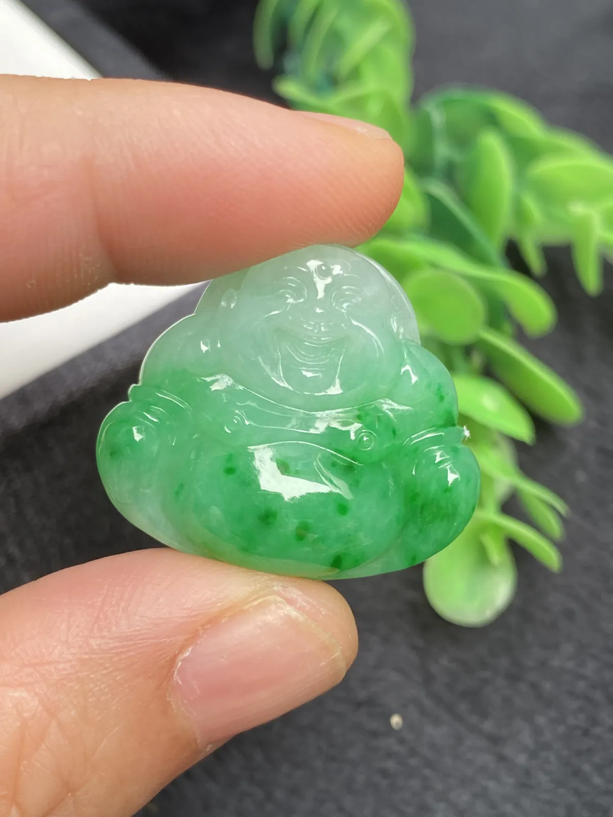 推荐【阳绿佛公】色阳色辣，肚里藏金，水润，细腻，种老，无纹裂，品相佳，25*28.5*7