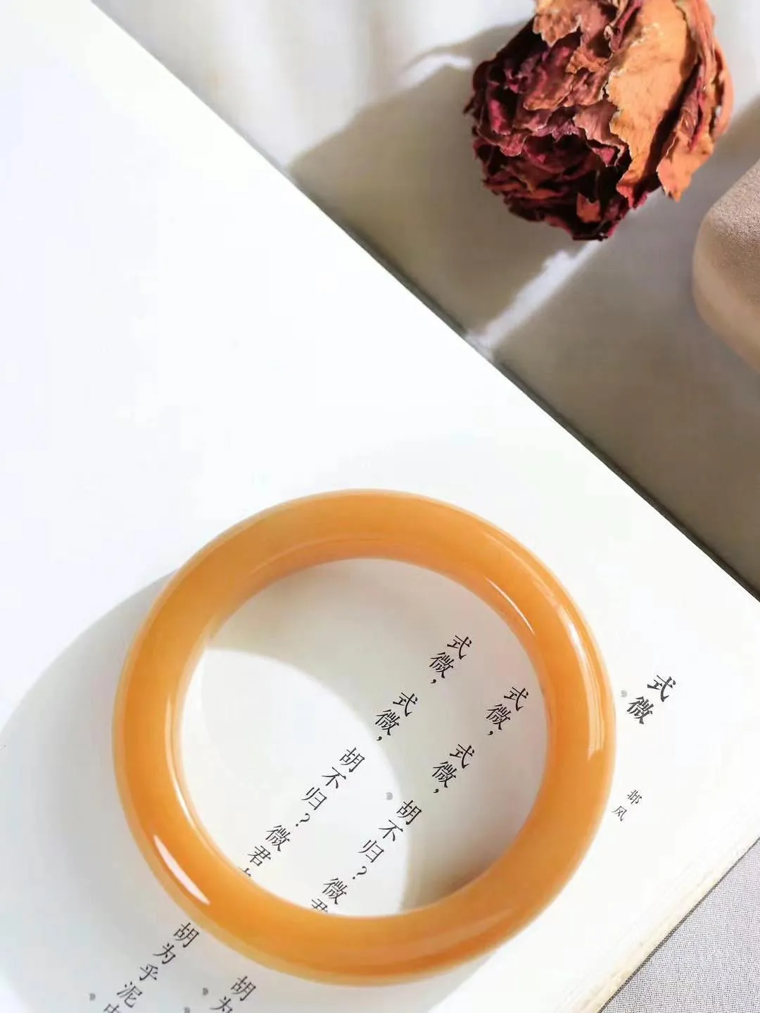 【暖玉生香·手镯】

精品和田玉糖玉手镯，质地油润细腻，色泽高贵典雅，镯型古朴典雅。在诗情画意的雨巷相遇，你是我腕间的一抹风情，有你眸有深情，清风荡漾湖间静水，我愿俯身低眉，在烟波涟漪处，寻你深情倩影。内径56.5mm尺寸14.3-10.6mm重78.2克  69601753A