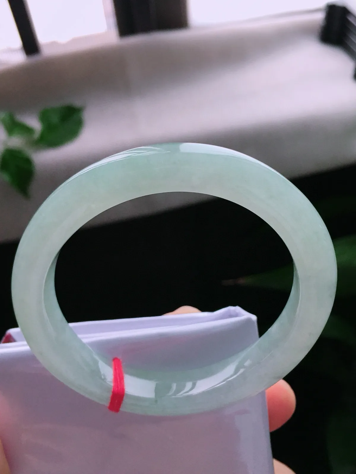 圈口55.3/48.3，贵妃手镯，正圈53.3可戴，绿底，玉质水润细腻，尺寸55.3-10.4-8.6mm