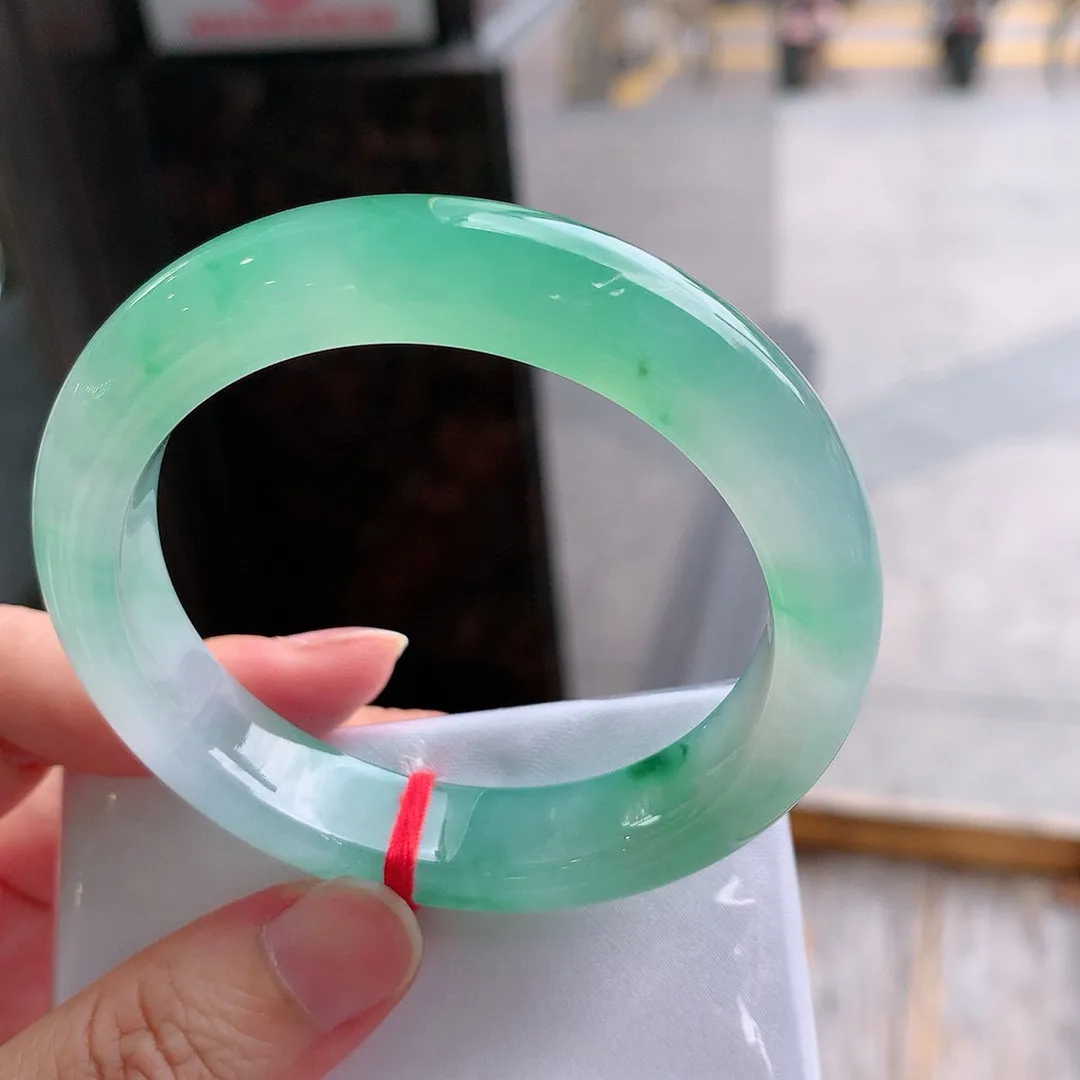 正圈冰玻阳绿 无瑕 尺寸:54.5/12.1/9.2 种色俱佳️️