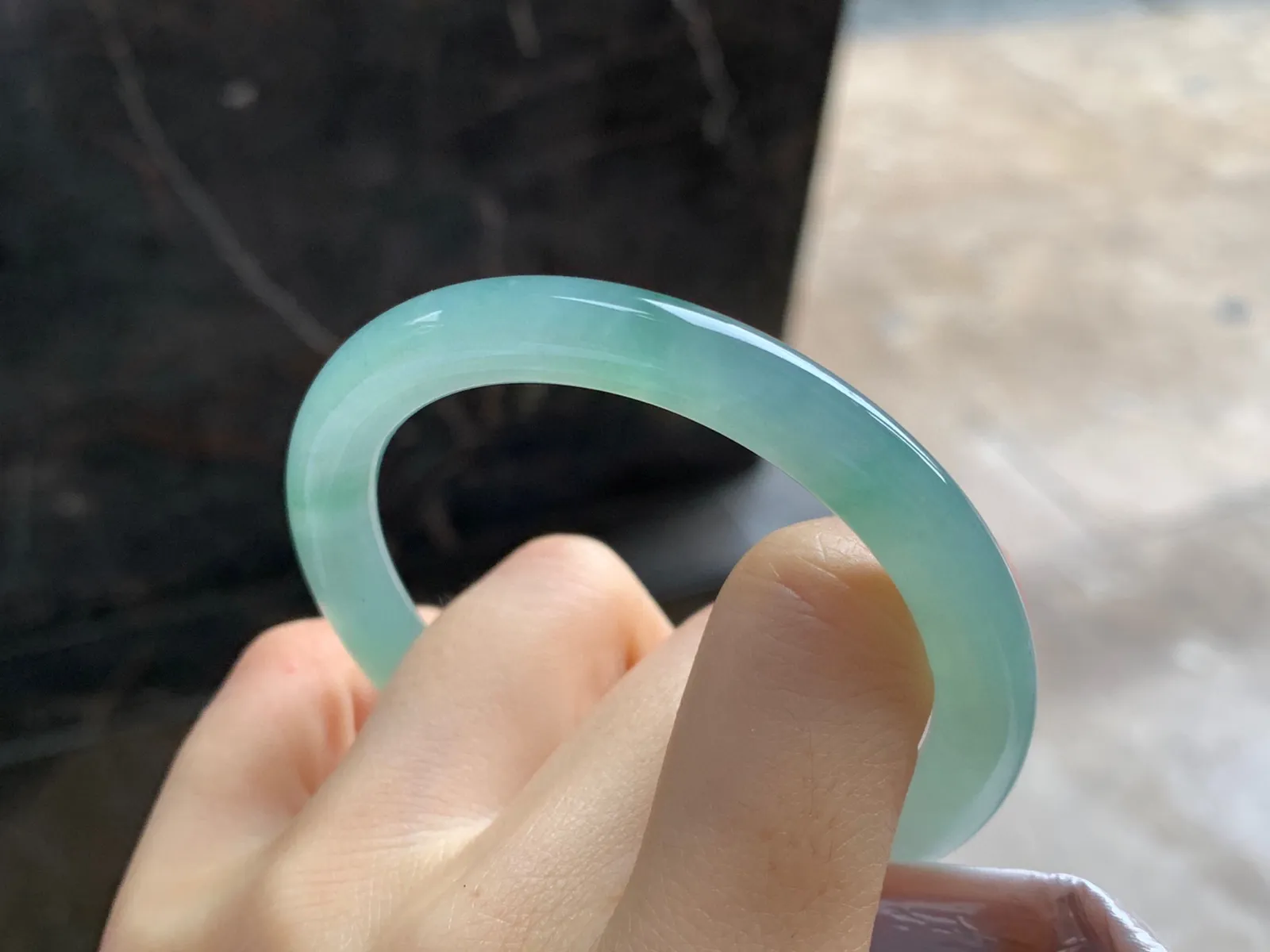 晴水圆条手镯
尺寸：52-7.3-7.7mm
水润十足～小清新