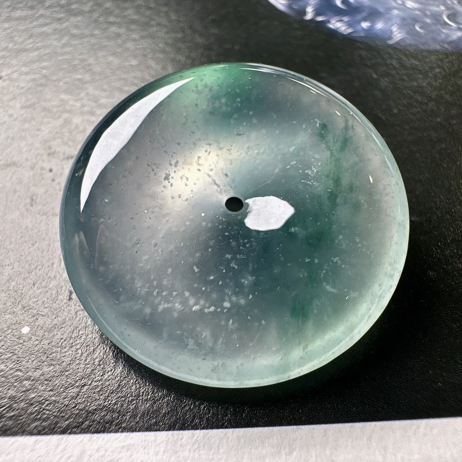【冰种飘花平安扣】木那雪花棉，质地非常细腻，冰润十足，种老冰透，荧光闪耀