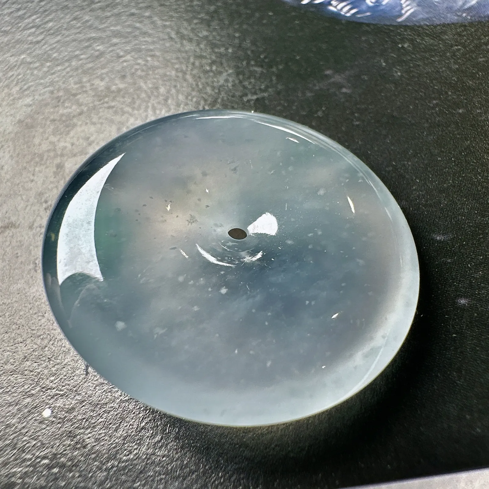 【冰种平安扣】木那雪花棉，质地非常细腻，冰润十足，种老冰透，荧光闪耀