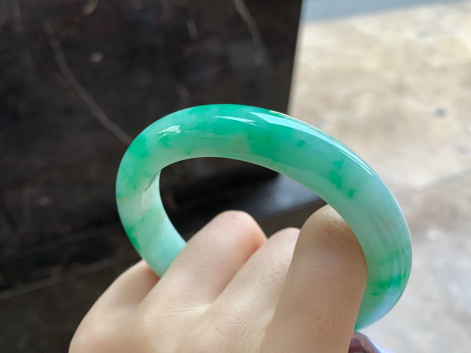 带色手镯
尺寸：57.9-12.9-9.3mm
肉质细腻～绿色点缀上手好看
