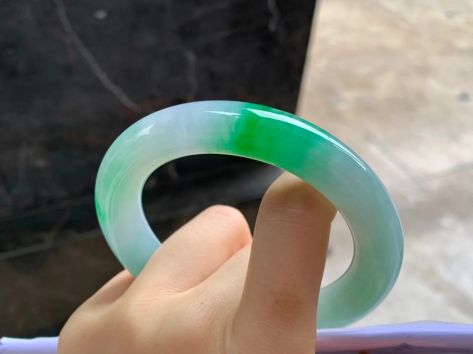 阳绿色圆条手镯
尺寸：56.4-11.6mm
底子细腻干净～绿色浓郁