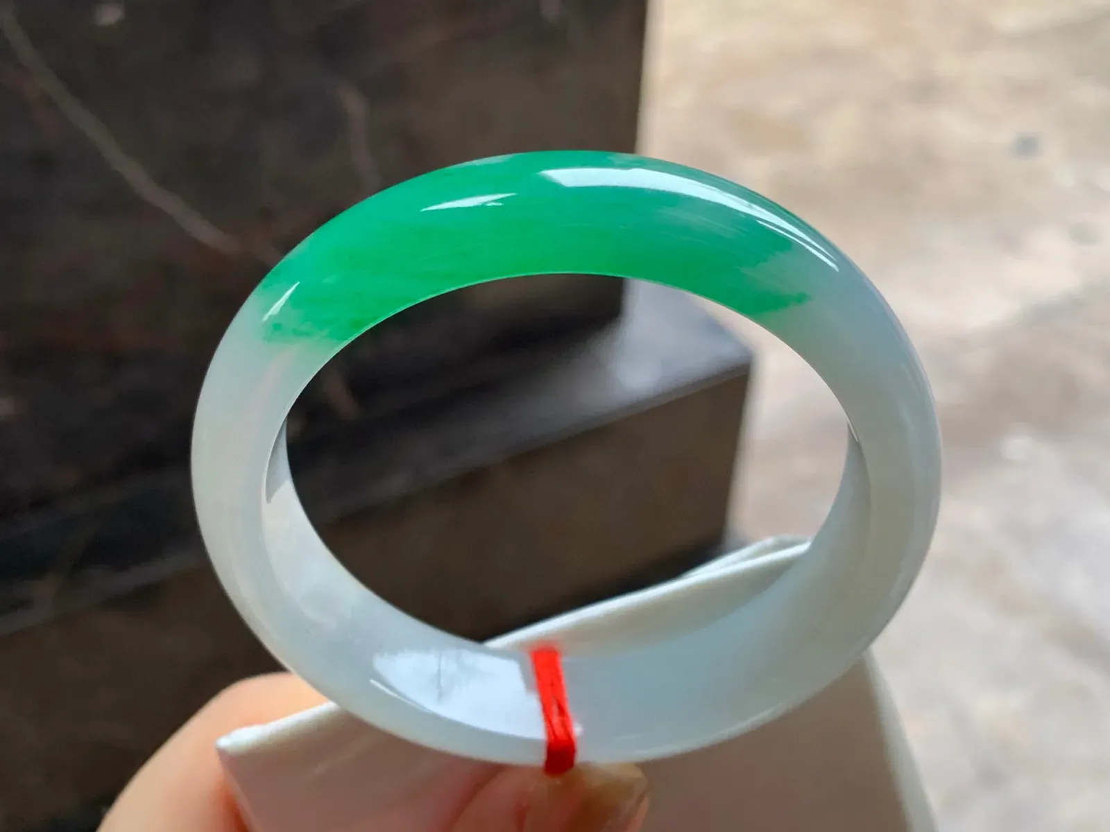 阳绿色手镯
尺寸：55.8-13-8mm
底子细腻～一段绿色漂亮