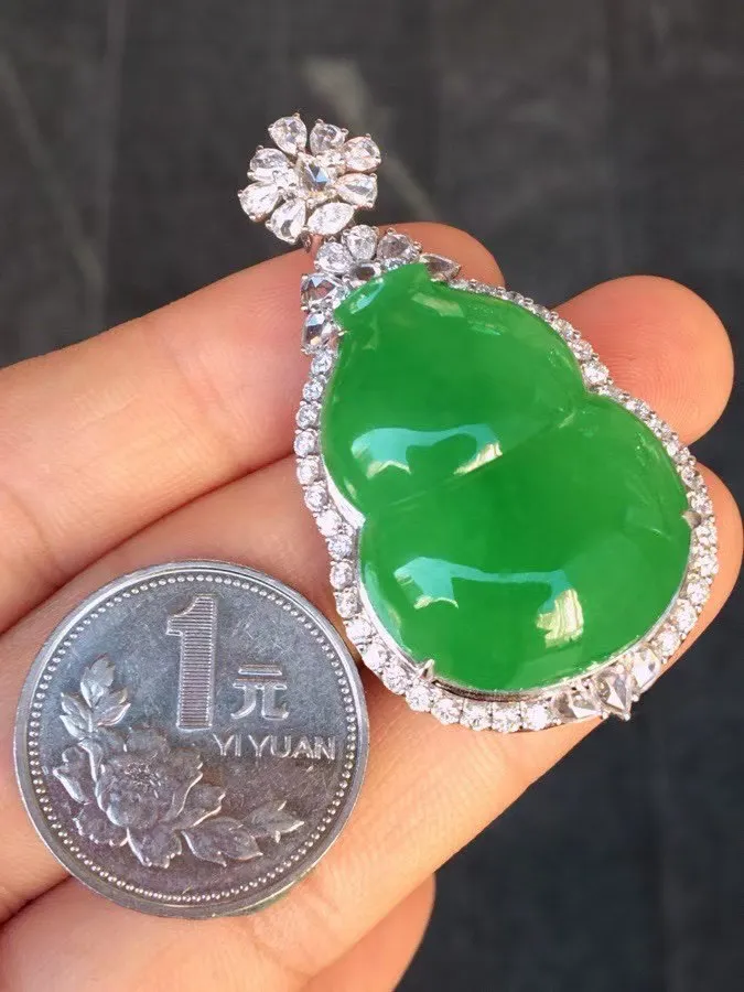 冰种阳绿葫芦吊坠、真金真钻镶嵌，种水好，玉质细腻 .裸石尺寸 30.5*22.8.