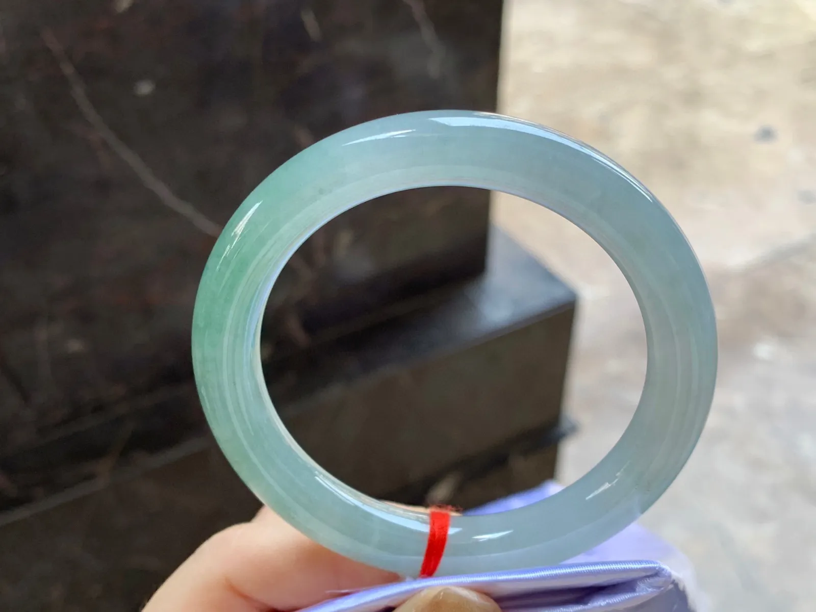 种水圆条手镯
尺寸：56.8-10.1mm
种水好 小清新上手好看