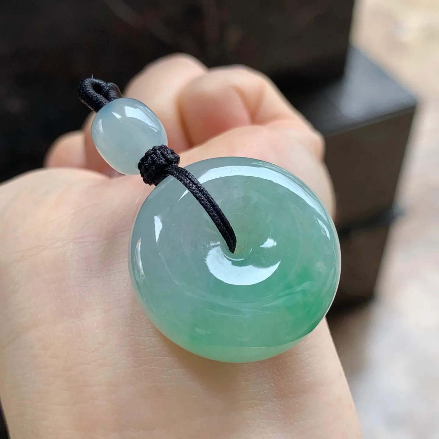 晴水怀古平安扣
厚实饱满，佩戴大气