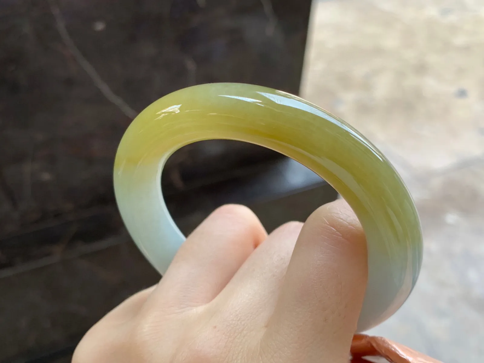 黄翡圆条手镯
尺寸：54.6-11.7mm
料子细腻水润～小清新上手好看