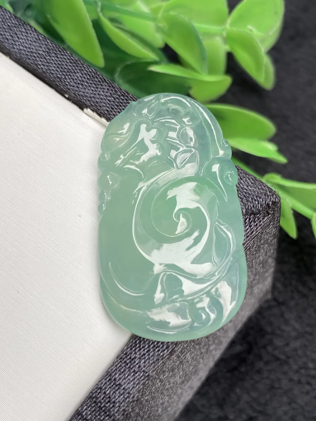 推荐【冰飘绿鱼化龙】精雕，种水超好，水润冰透，无纹裂，细腻种老，飘绿，品相佳～～