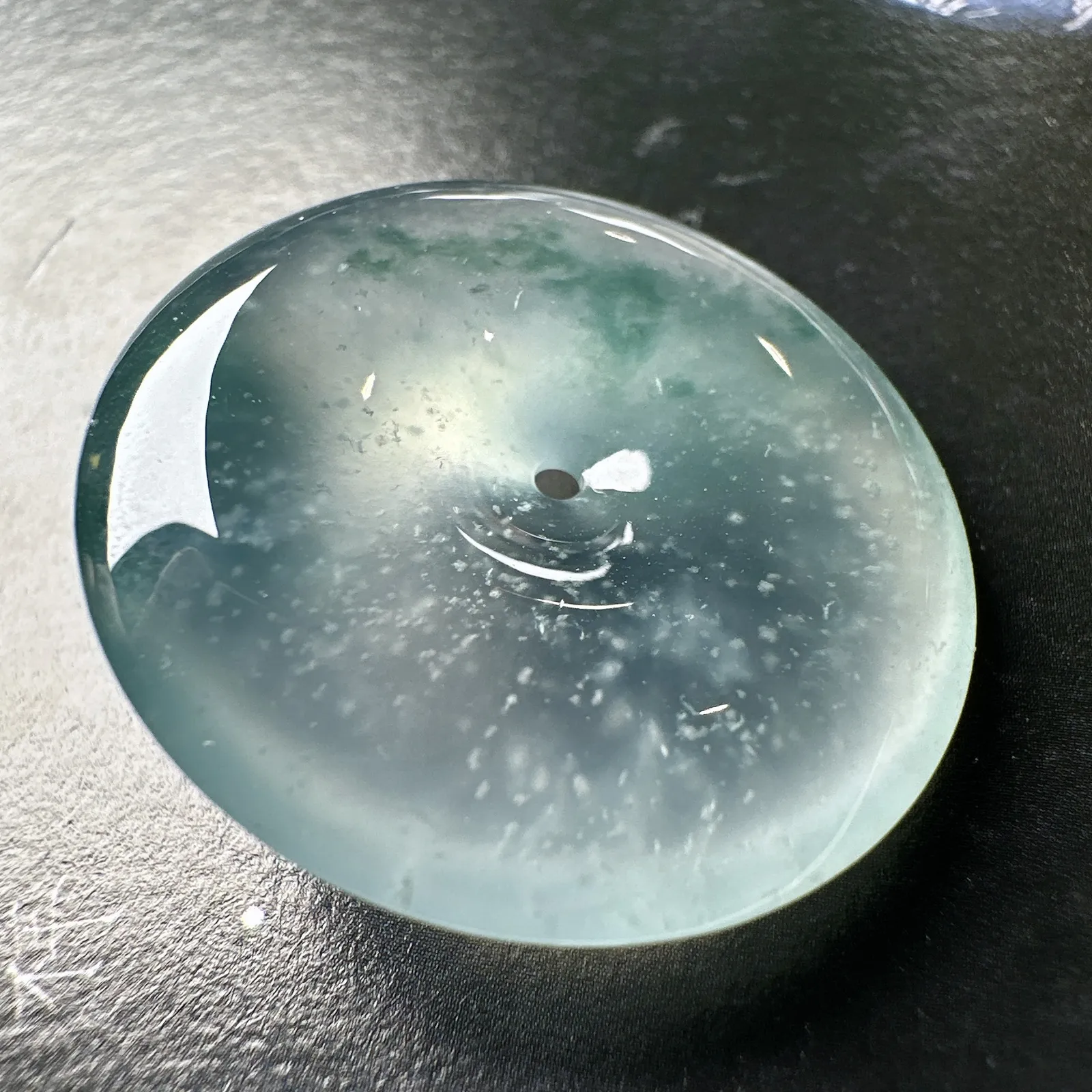 【冰种飘花平安扣】木那雪花棉，质地非常细腻，冰润十足，种老冰透，荧光闪耀