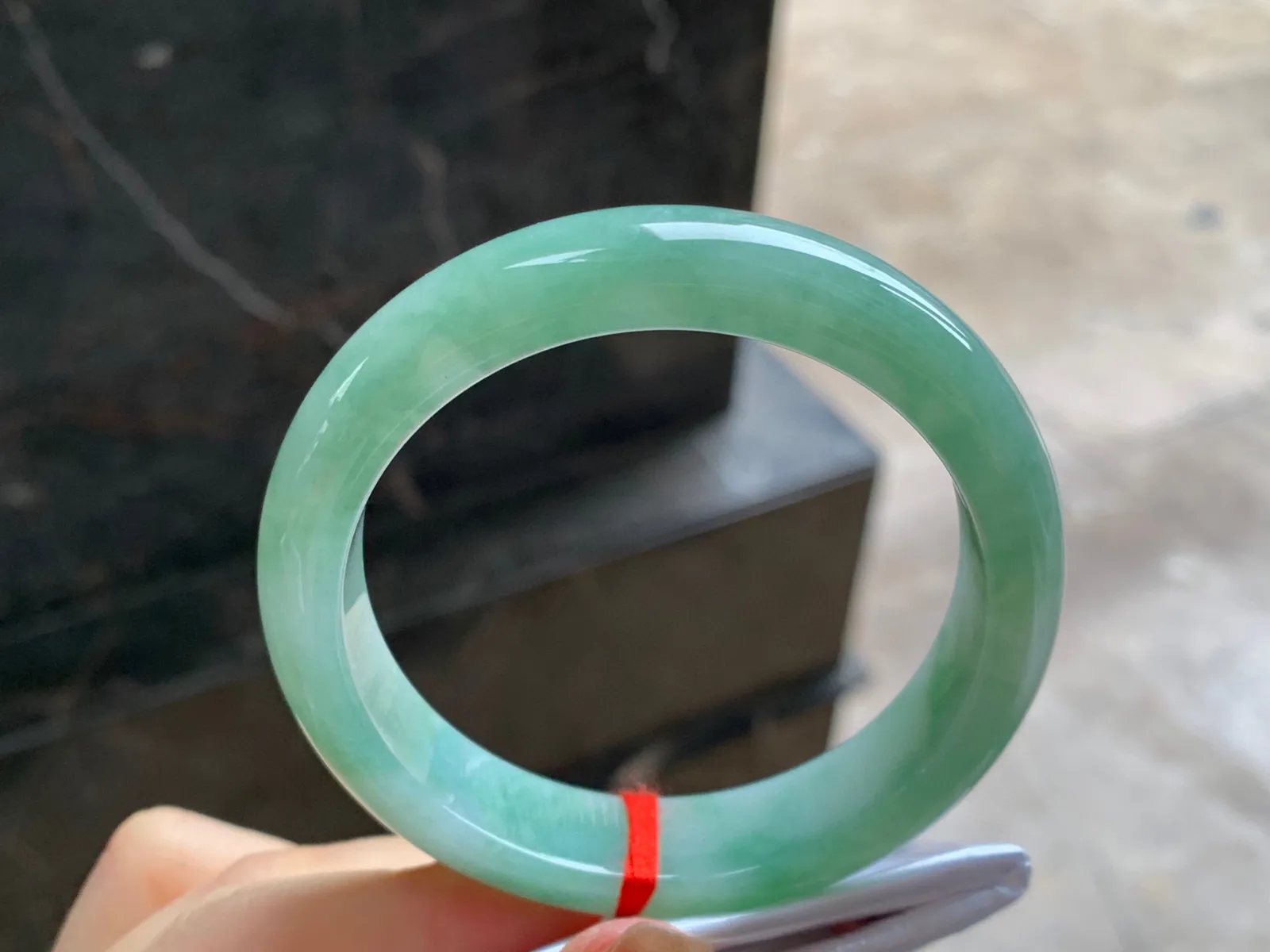 细糯手镯
尺寸：53.8-13-8mm
底子细腻干净～很耐看的料子