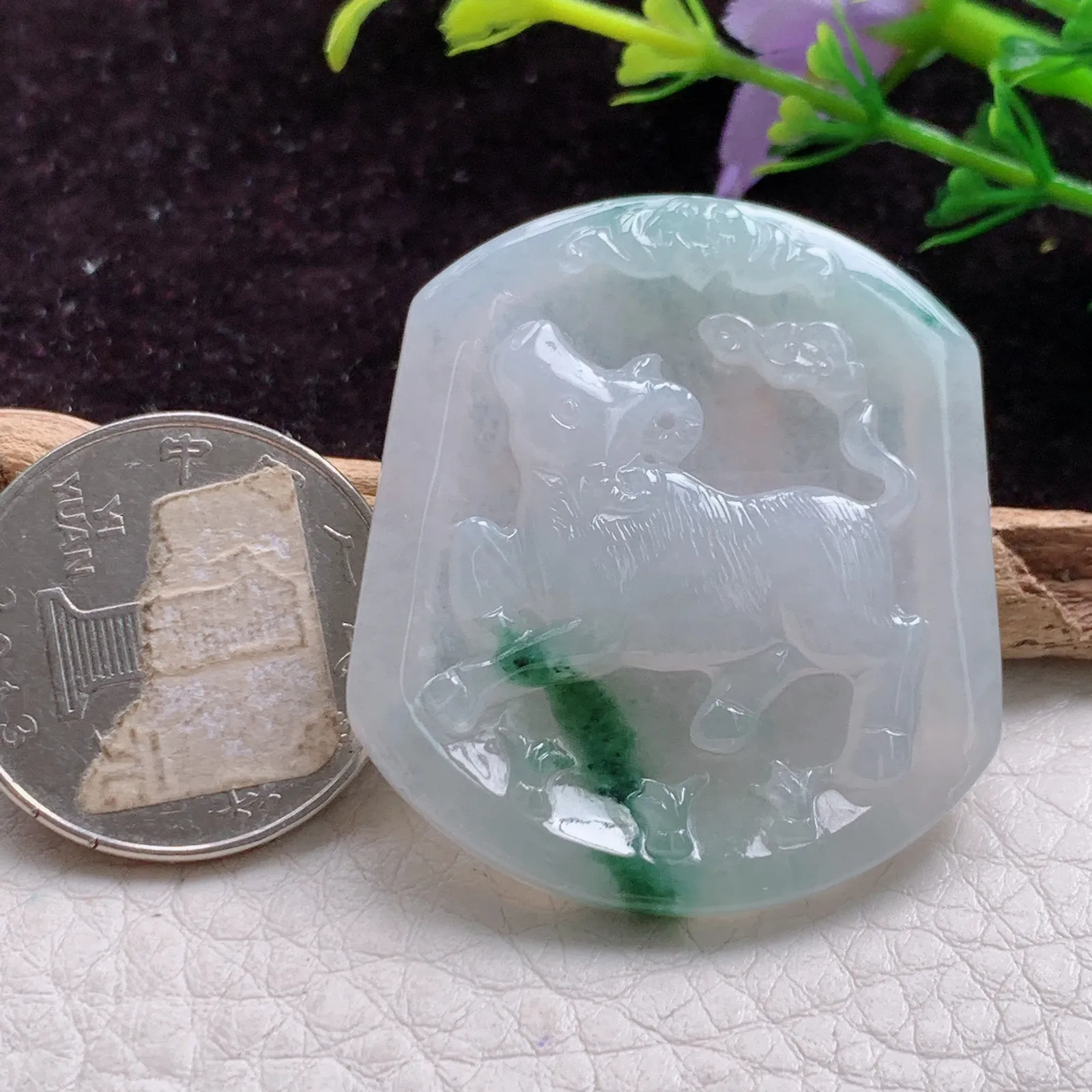 yn实拍40*35*5老坑精雕冰胶飘花扭转乾坤 生肖牛玉吊坠 玉挂件