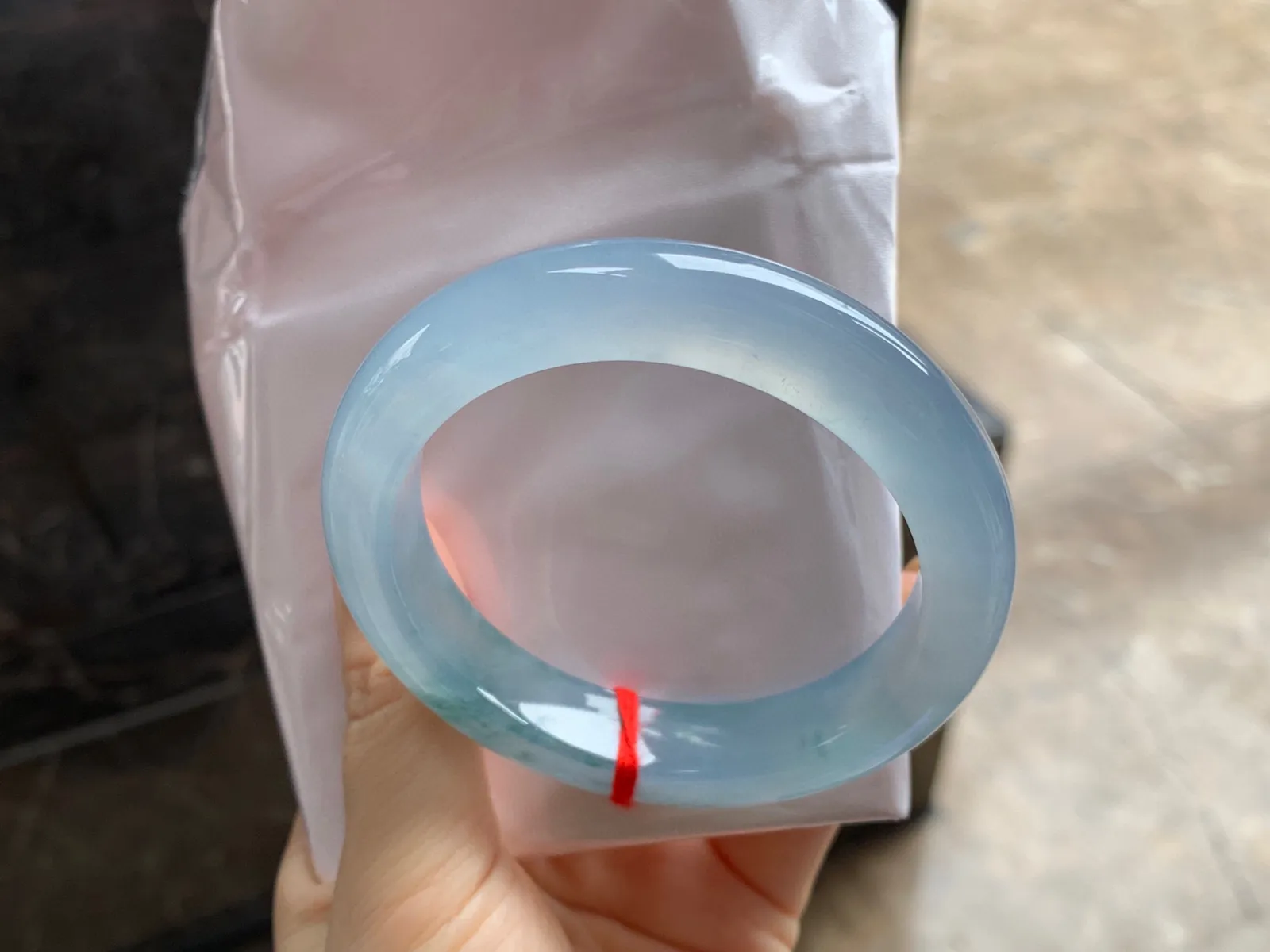 冰种紫底飘花手镯
尺寸：54.6-12.1-9.5mm
种老肉细～胶胶润润的料子