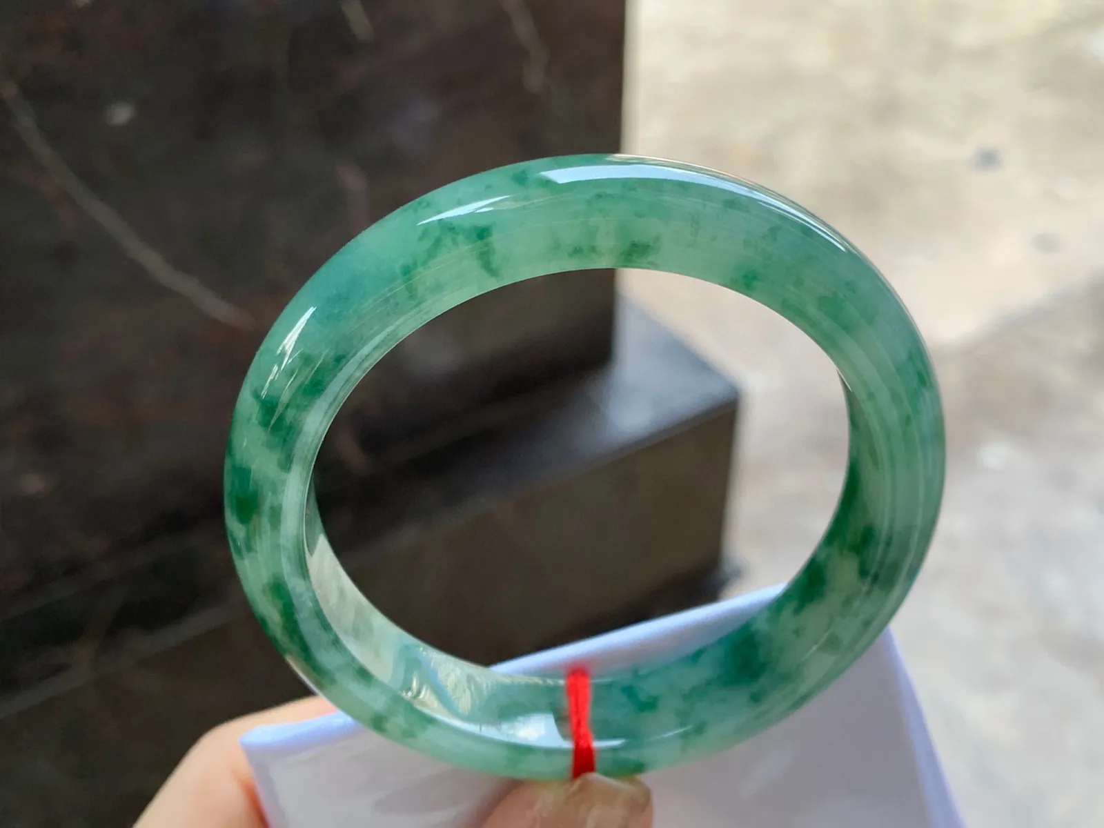 飘绿花手镯
尺寸：56.4-12.2-8.7mm
肉质细腻～绿花浓郁