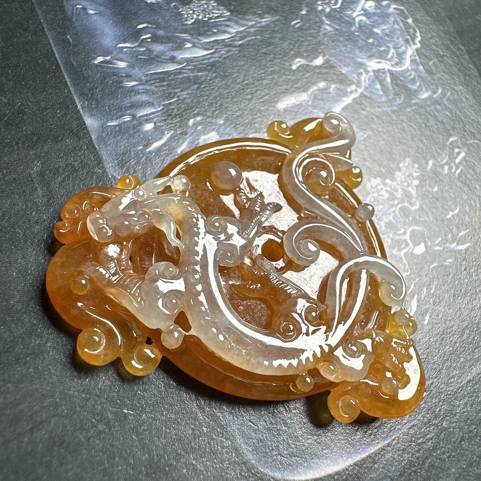 【仿古龙】冰黄特色仿古龙牌，质地细腻冰润，通透感明显，雕刻精致，仿古螭龙，品质很高。
