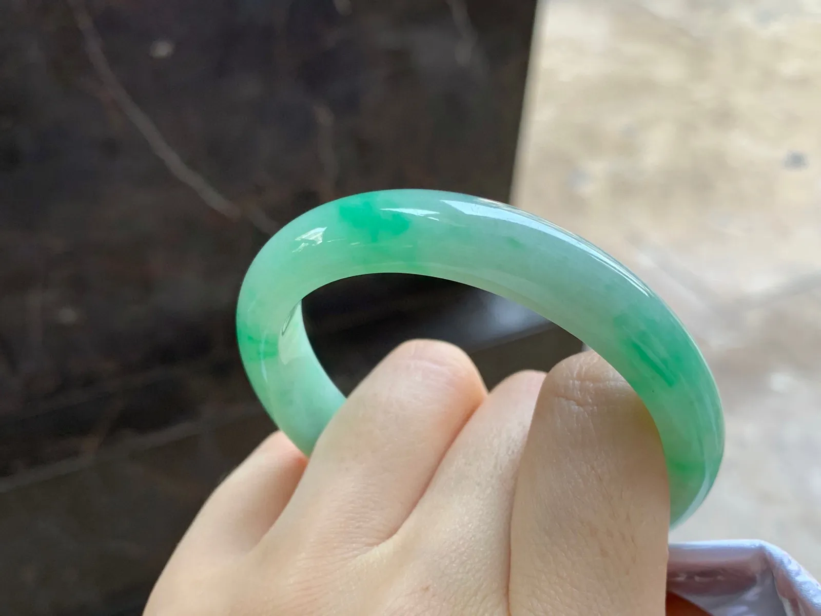 带色贵妃镯
尺寸：55.7-10.4-7.4mm
底子细腻干净～正圈52 53可以戴上手好看