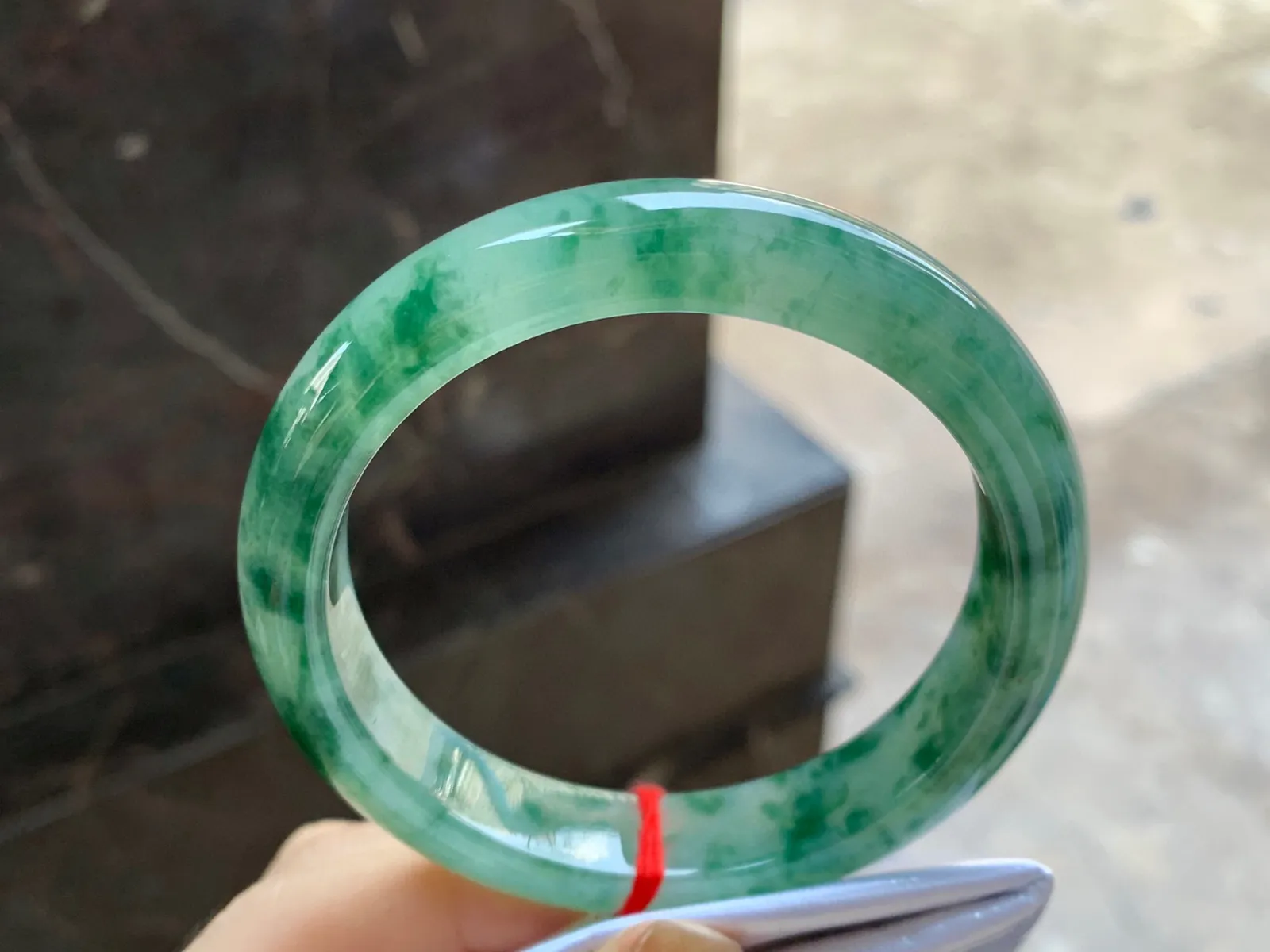 飘绿花手镯
尺寸：56.4-12.2-8.7mm
肉质细腻～绿花浓郁