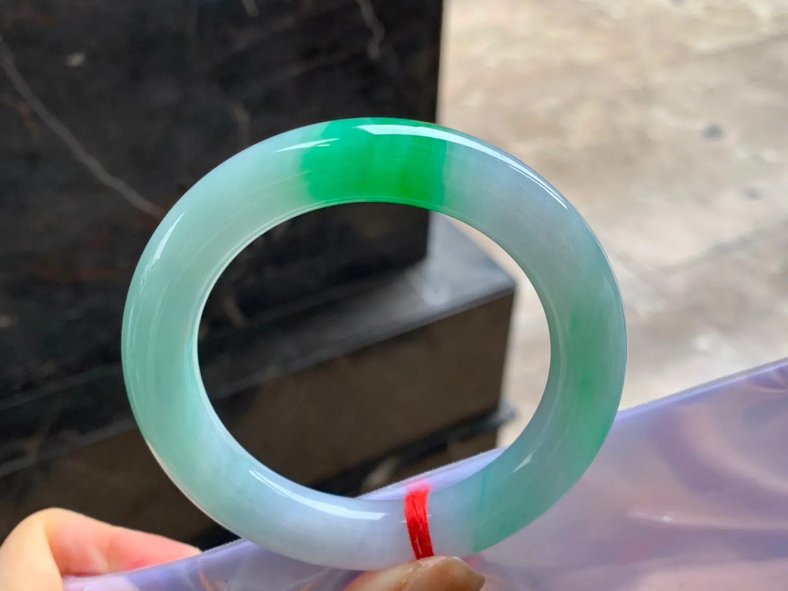 阳绿色圆条手镯
尺寸：56.4-11.6mm
底子细腻干净～绿色浓郁