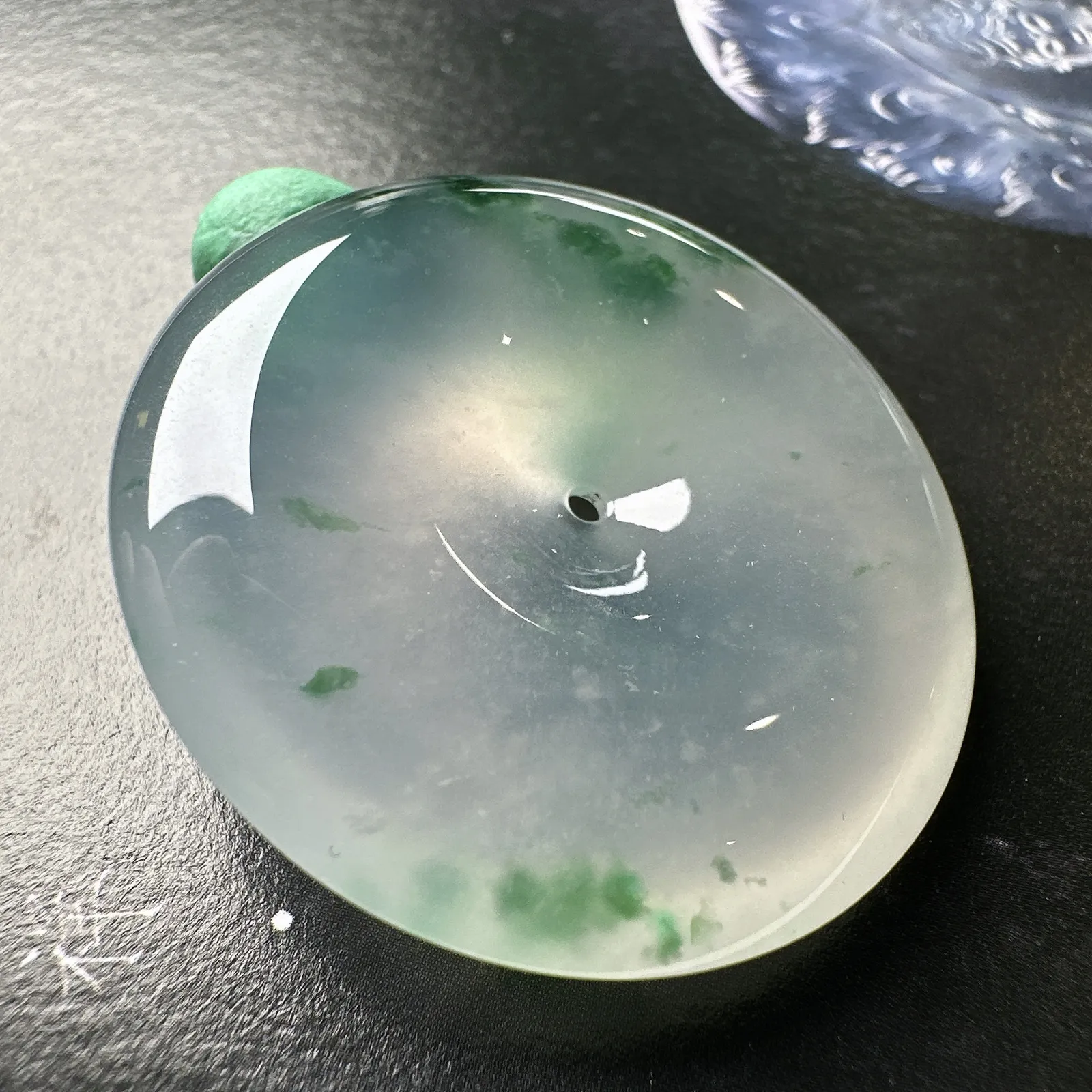 【冰种飘绿平安扣】草绿色泽，质地非常细腻，冰润十足，种老冰透，荧光闪耀