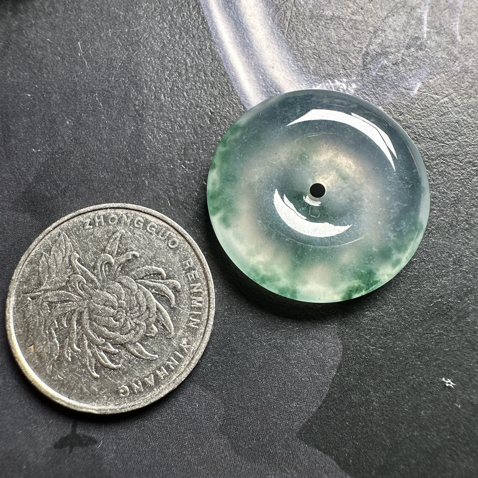 【冰扣】冰飘蓝花平安扣，起光的料子，晶莹剔透，光感强烈，通透感很好，底子干净，推荐入手一试。