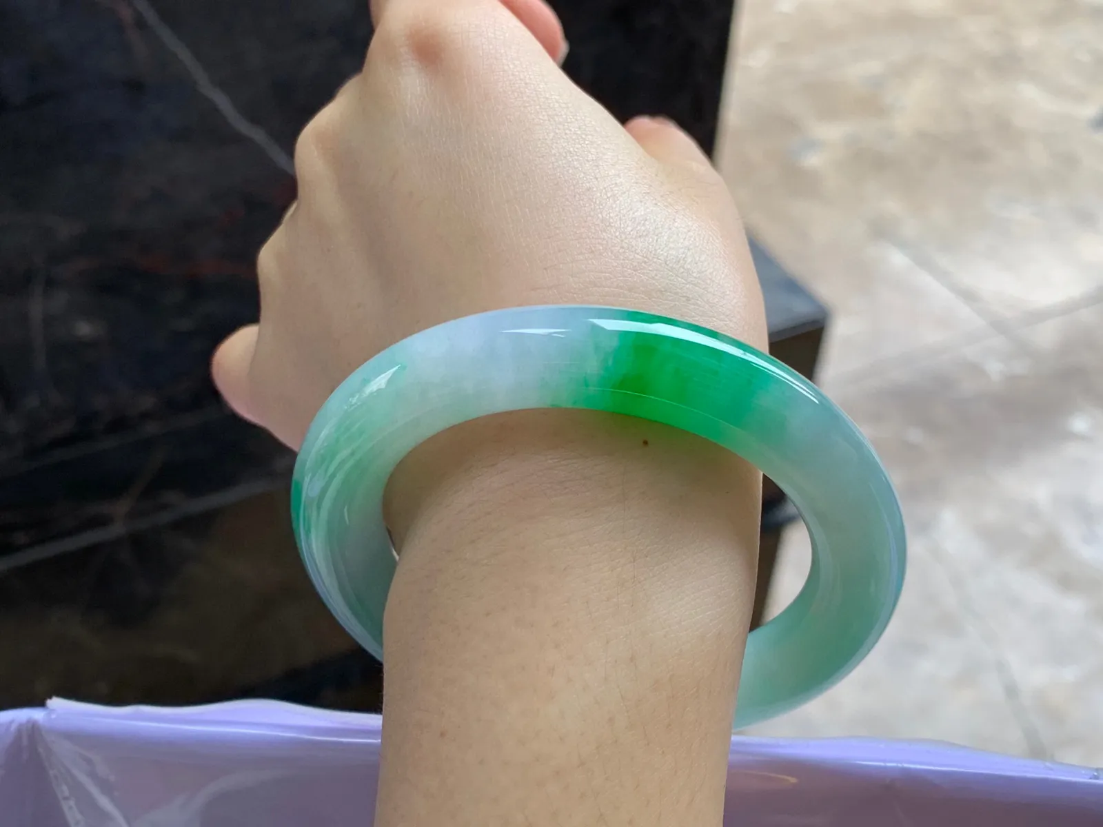 阳绿色圆条手镯
尺寸：56.4-11.6mm
底子细腻干净～绿色浓郁