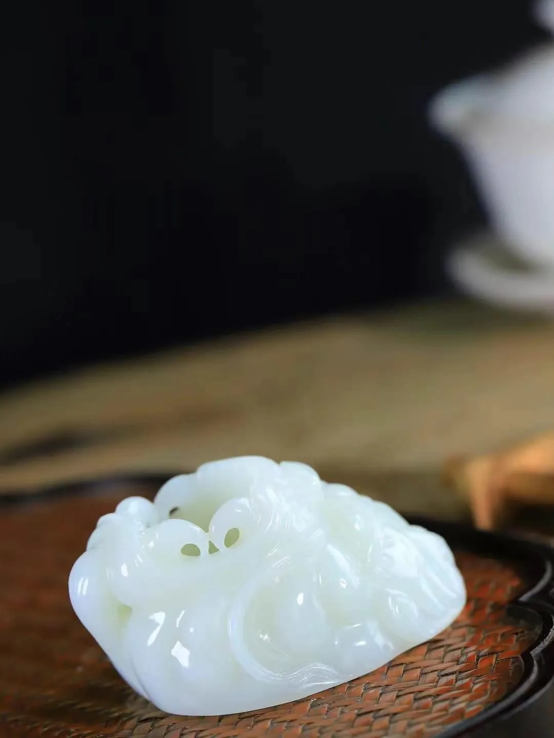 （龙行天下.扳指）

精品和田玉白玉祥龙扳指，料子细腻 手感上佳、雕工精湛，精雕祥龙，龙头双目圆瞪，巨口大张，獠牙锋利， 龙是古代祥瑞之物，寓意有龙护身。
重118.6克    圈口22mm   尺寸34-16.2mm fDL-78651792