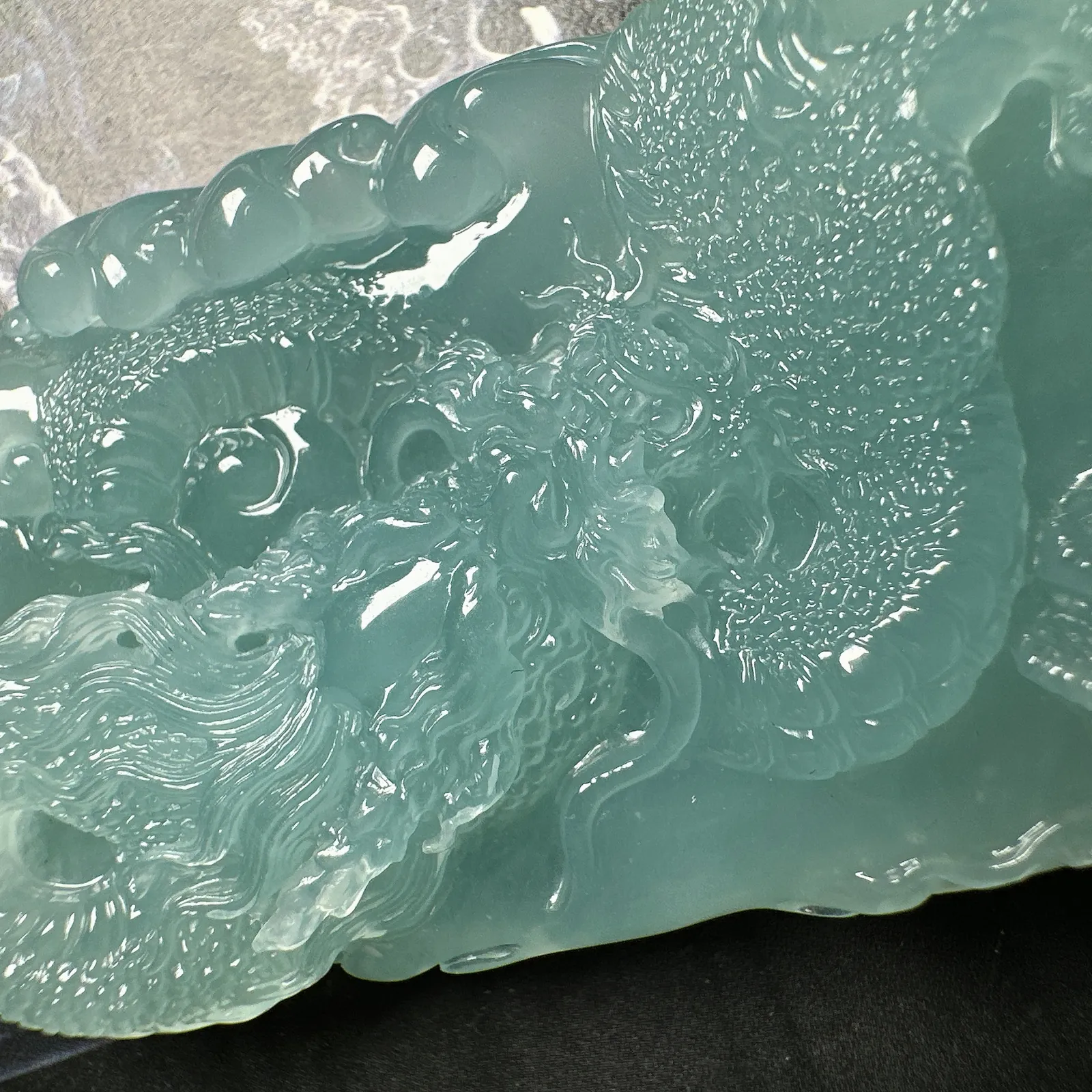 【龙牌】天空蓝、芙蓉底立体大龙牌，质地细腻纯净，色泽清新亮丽，冰感很好，雕工细腻威猛。