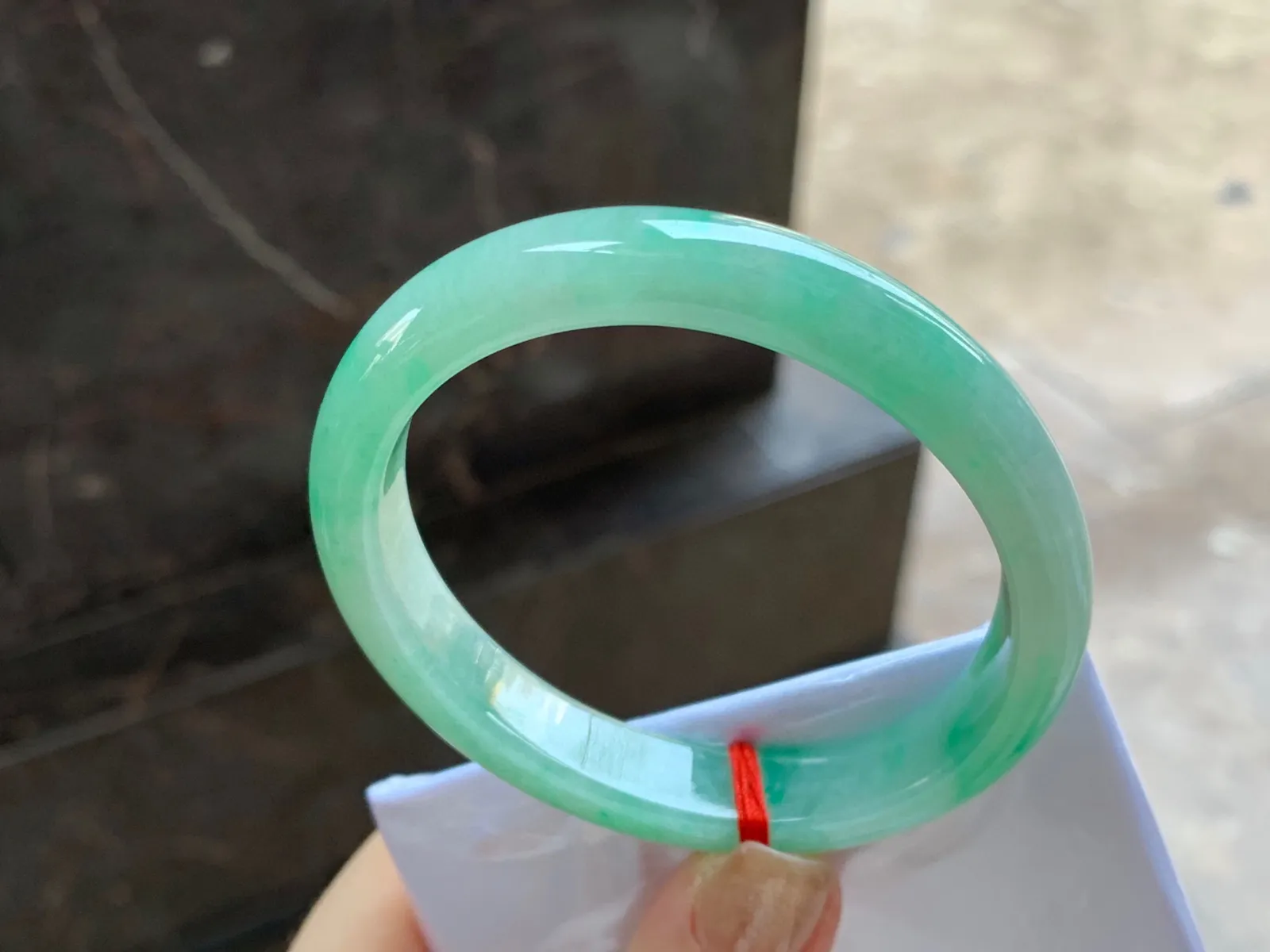 带色贵妃镯
尺寸：55.7-10.4-7.4mm
底子细腻干净～正圈52 53可以戴上手好看