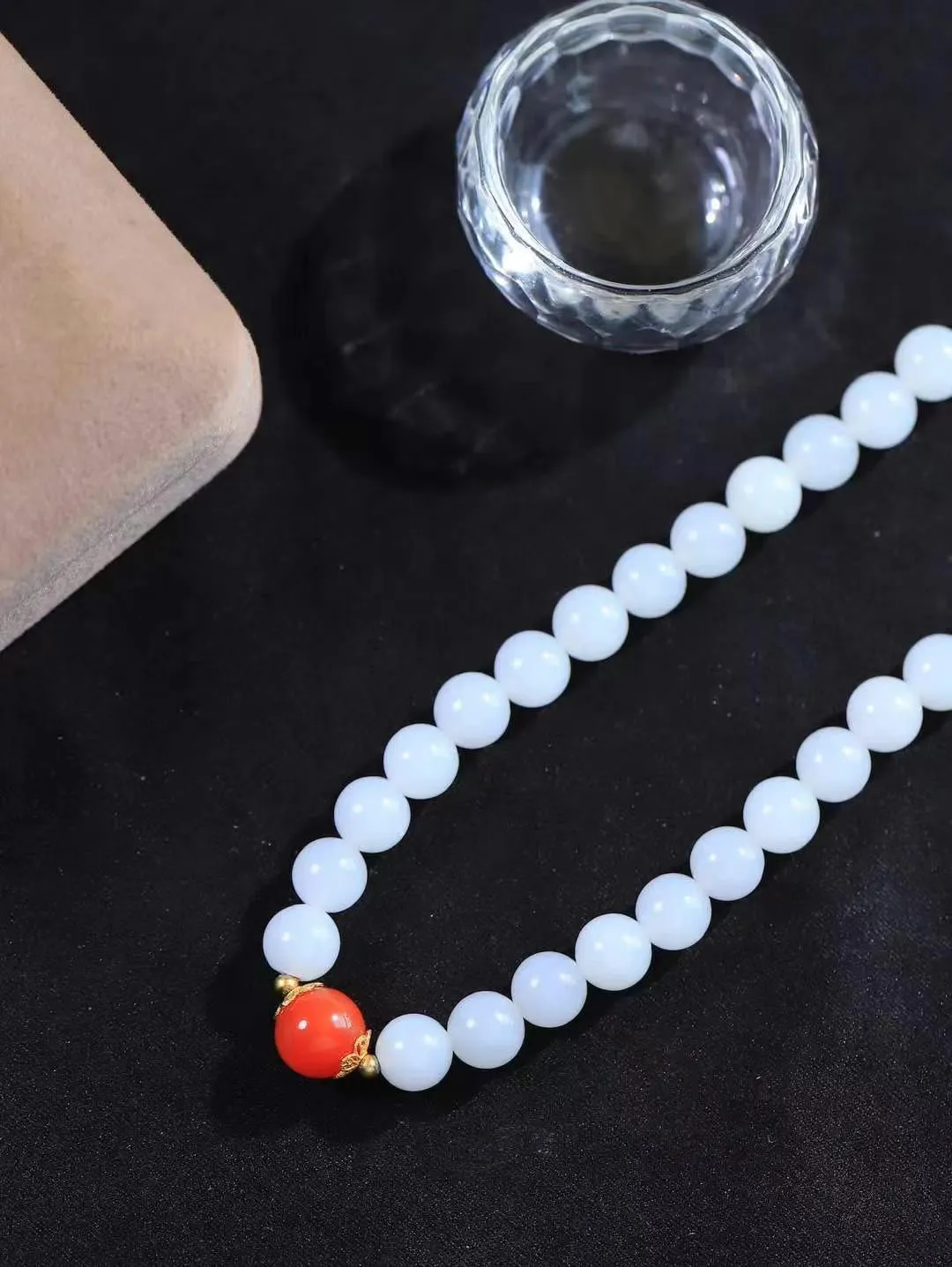 【链.108】

货头精选 和田玉白玉108挂链 玉质温润细腻 油性十足 佩戴舒适。珠珠落玉盘，间关莺语花底滑，一生美好时光，无论身在何处，都有它相伴相守。事事顺遂，幸福美满，吉祥如意。重89.3克 尺寸取一7.8mm FDL-72601693