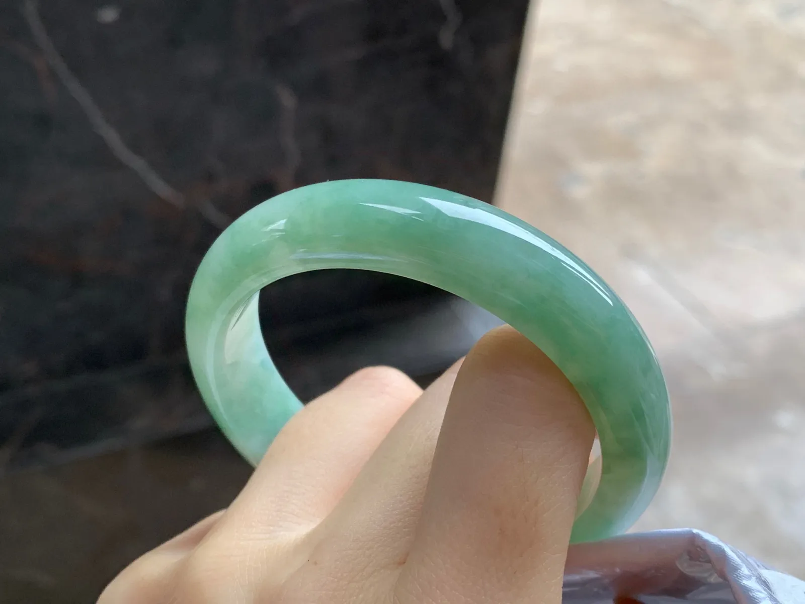 细糯手镯
尺寸：53.8-13-8mm
底子细腻干净～很耐看的料子
