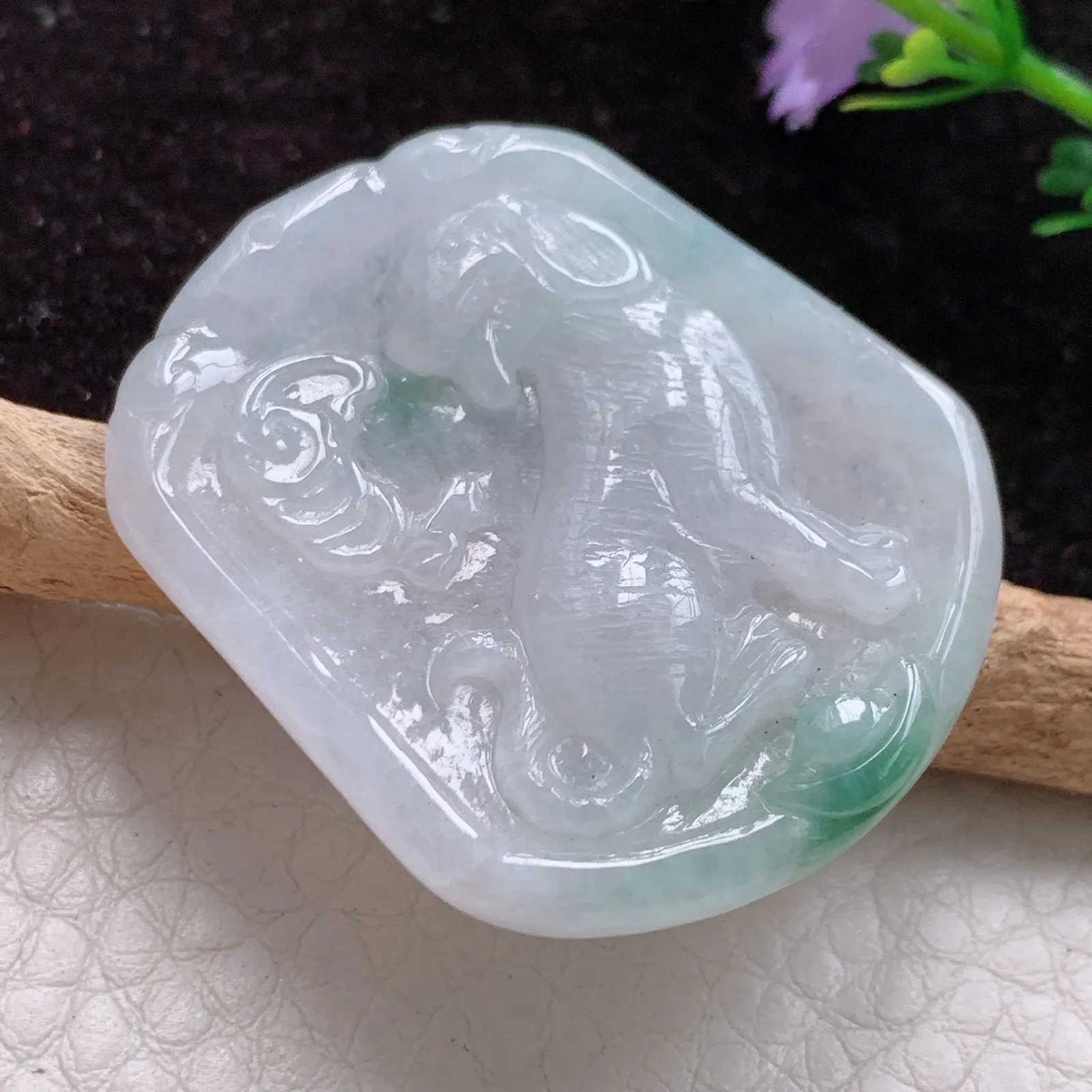 yn实拍38*32*4.5老坑精雕冰胶飘花旺财生肖狗玉吊坠 翡翠生肖狗