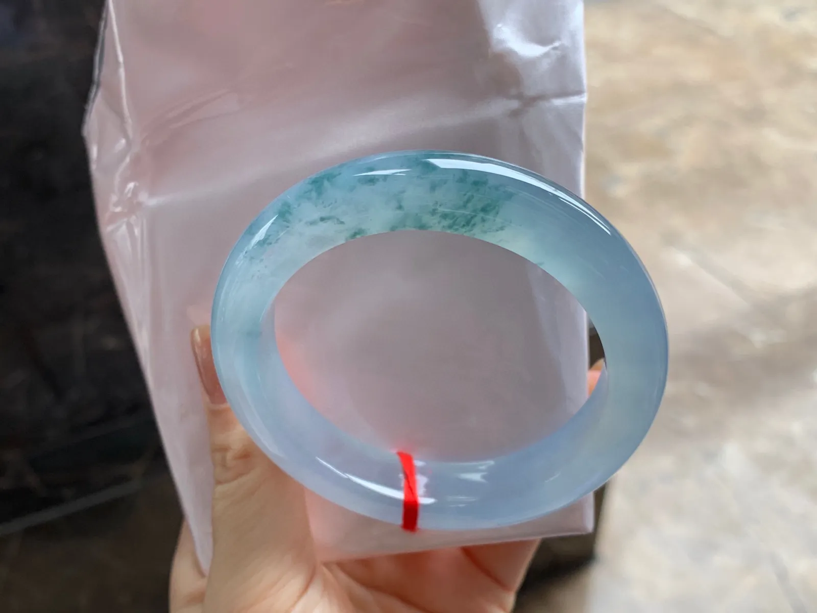 冰种紫底飘花手镯
尺寸：54.6-12.1-9.5mm
种老肉细～胶胶润润的料子