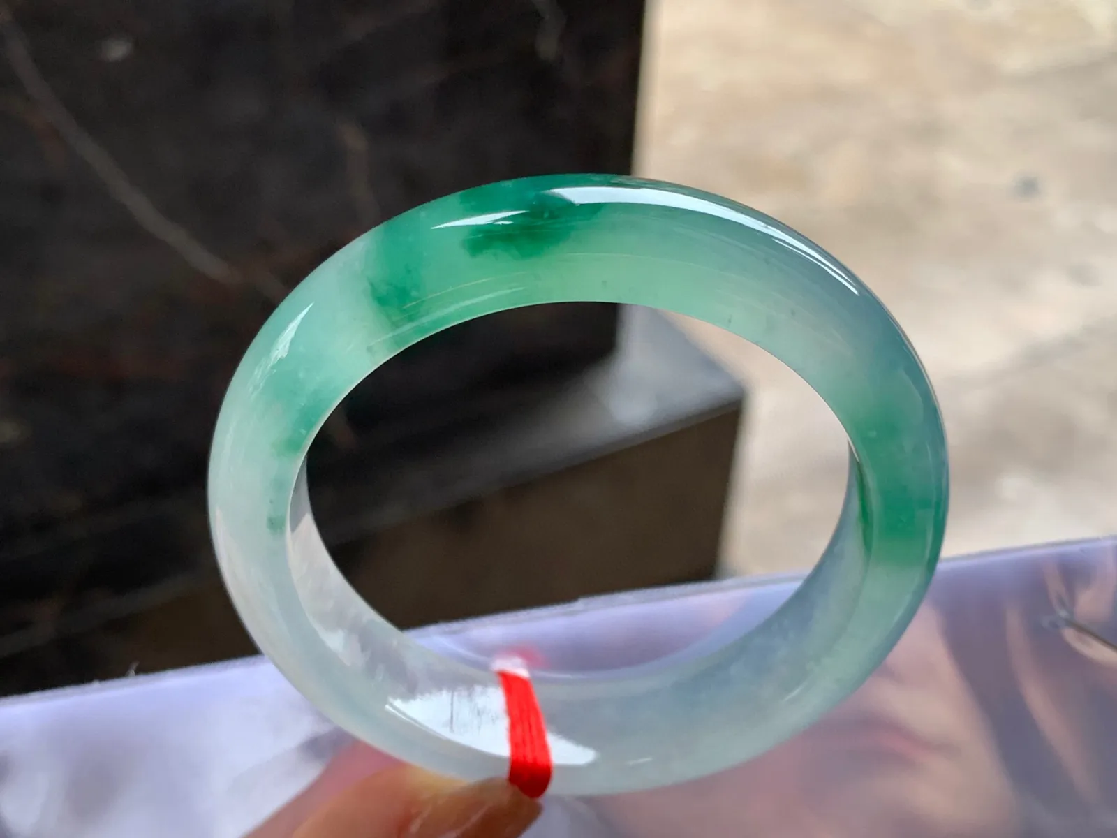冰种飘绿花手镯
尺寸：53.2-13.5-8.5mm
种老肉细～很漂亮的料子