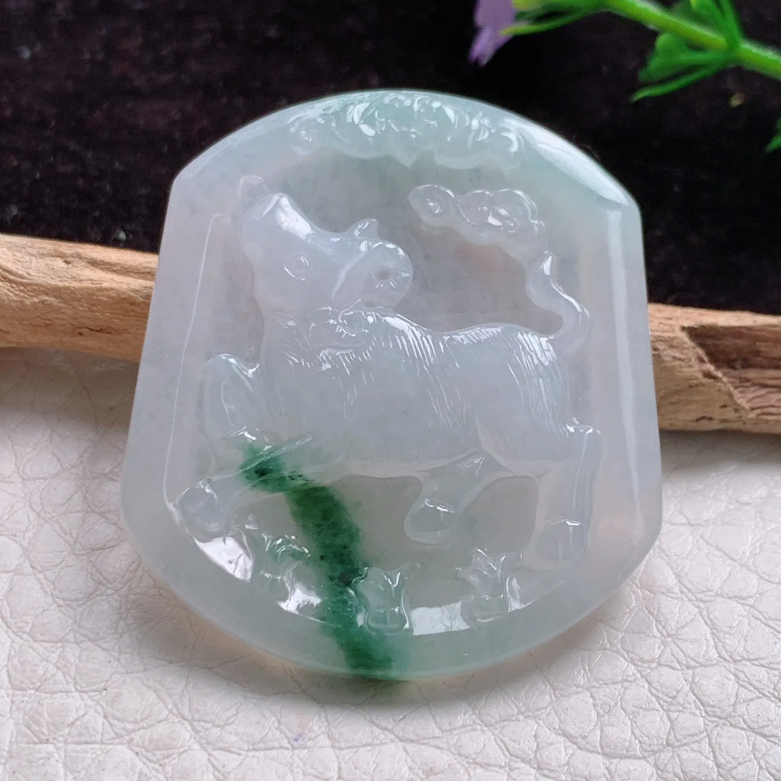 yn实拍40*35*5老坑精雕冰胶飘花扭转乾坤 生肖牛玉吊坠 玉挂件