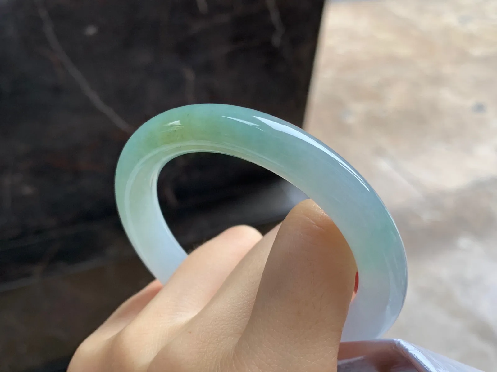 种水圆条手镯
尺寸：53.5-10mm
种水好 小清新 特色镯