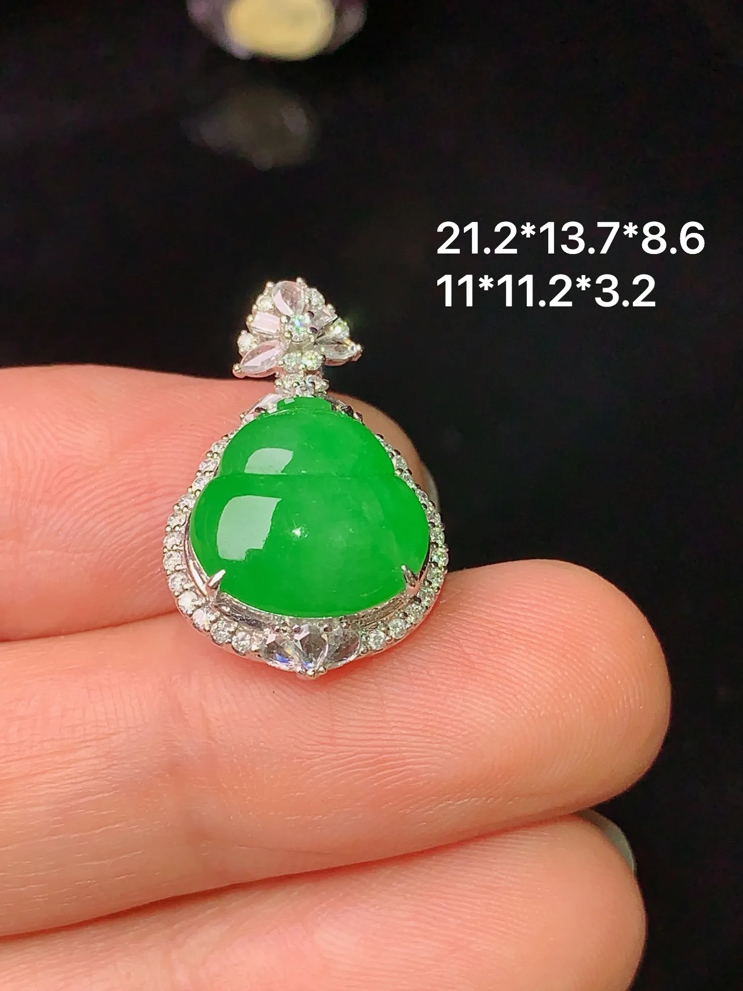 18k金钻镶嵌满绿葫芦吊坠 玉质细腻 色泽艳丽 整体尺寸21.2*13.7*8.6