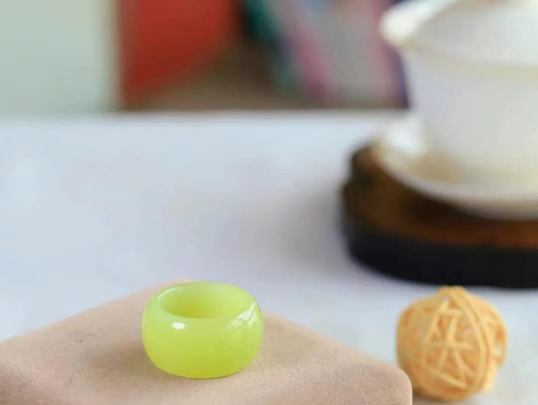 【玉见倾心.戒指】

精品和田玉黄口戒指 玉质细腻温润，油性十足。几经花落去，无可奈流年。如果我是