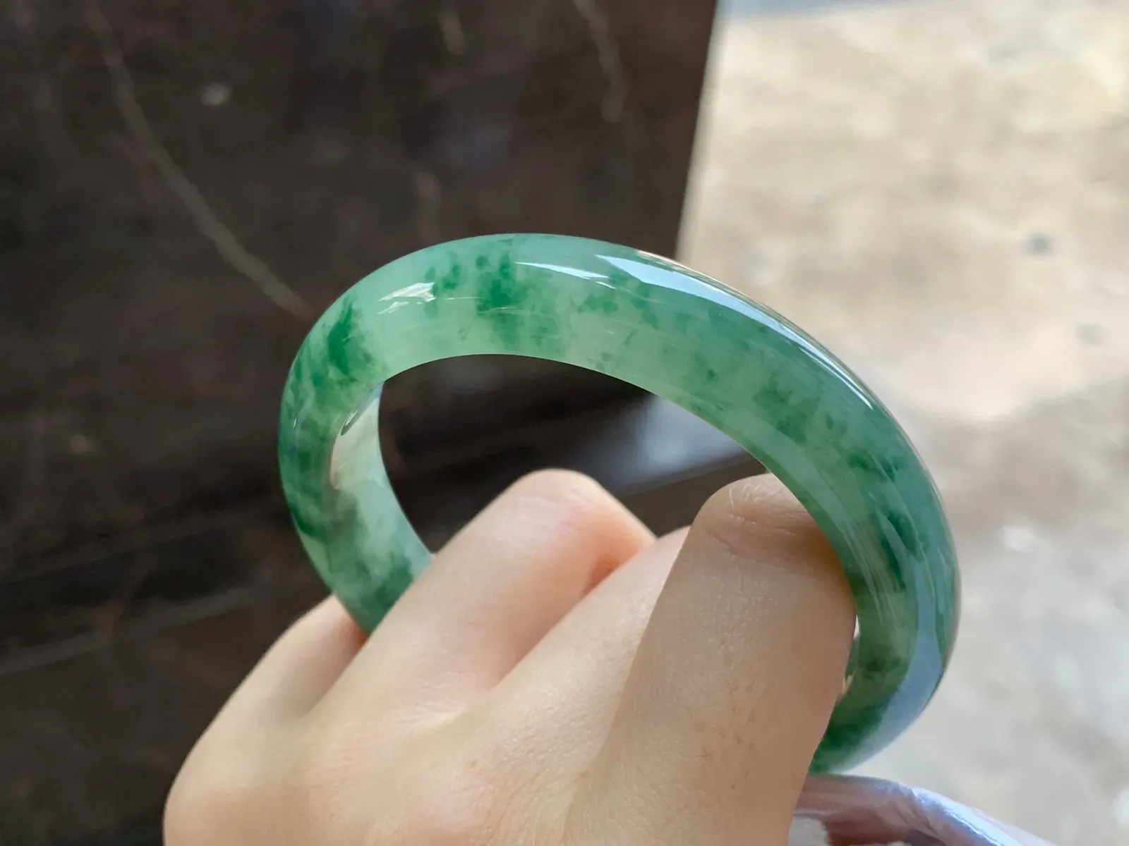 飘绿花手镯
尺寸：56.4-12.2-8.7mm
肉质细腻～绿花浓郁