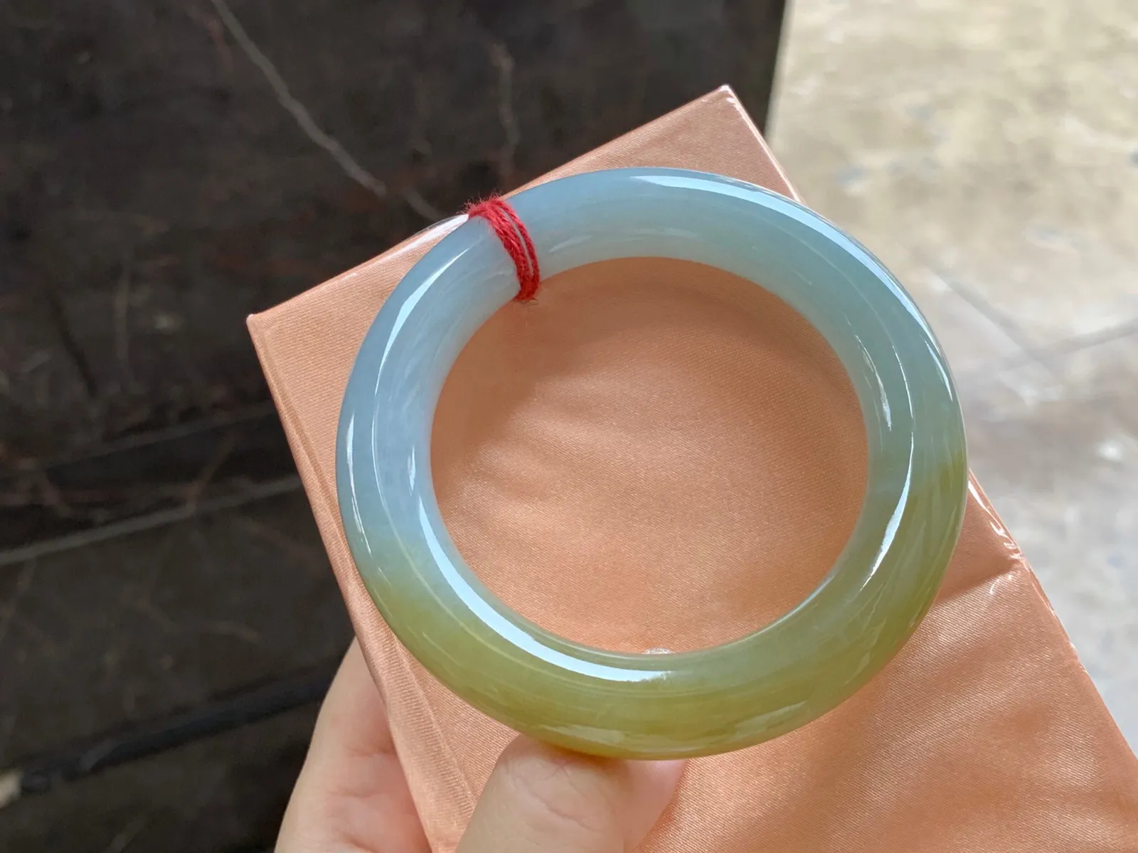 黄翡圆条手镯
尺寸：54.6-11.7mm
料子细腻水润～小清新上手好看