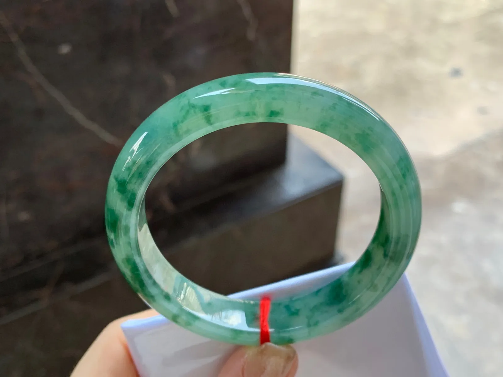 飘绿花手镯
尺寸：56.4-12.2-8.7mm
肉质细腻～绿花浓郁